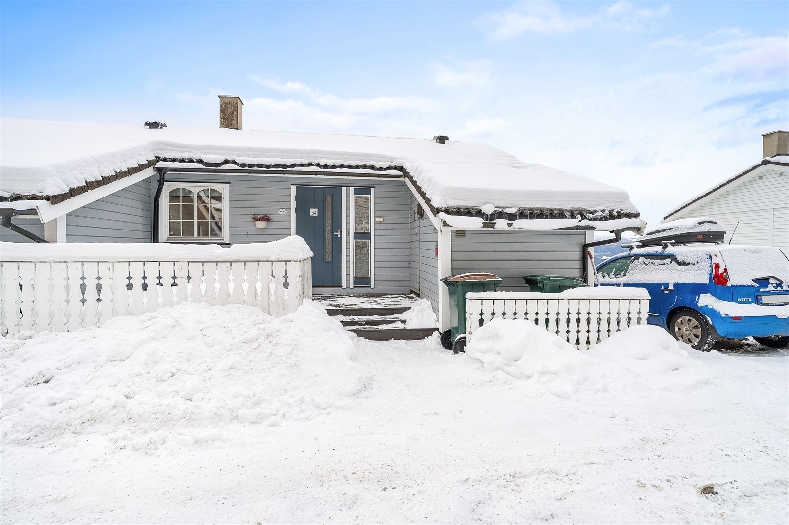 Fine uteplasser rundt huset med inngangsparti mot nord. Tilliggende utebod og parkeringsplass rett ved siden av. Galleribilde