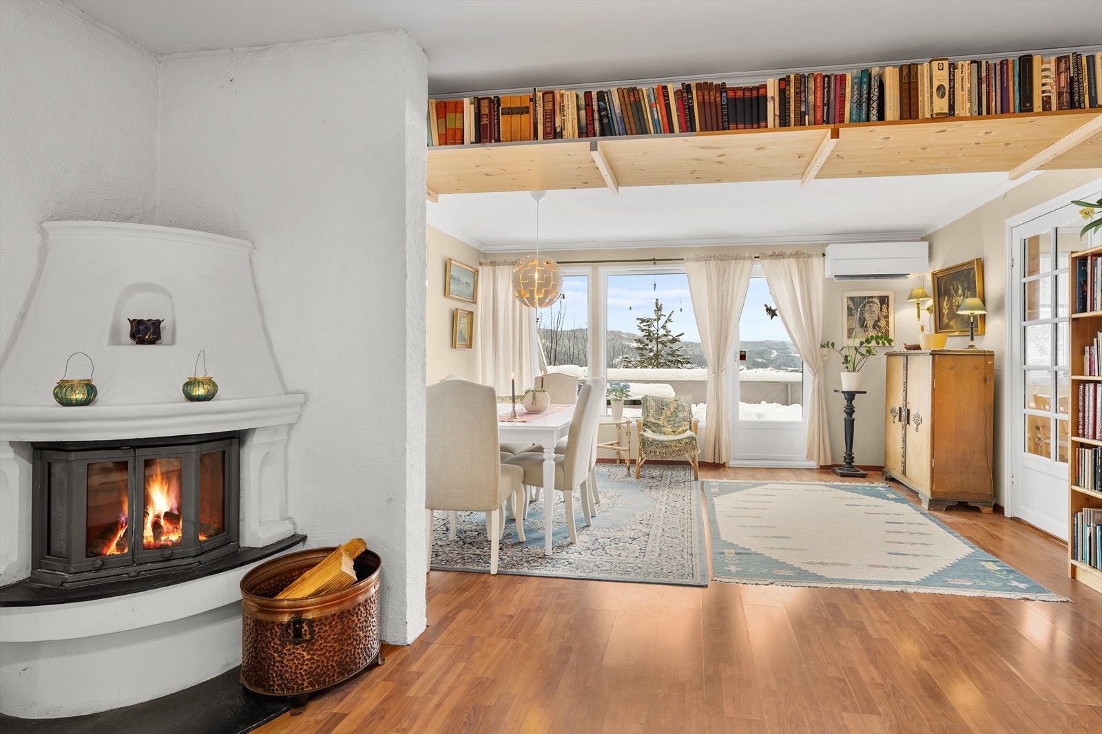 Todelt stue med utgang til uteplassen i enden. Galleribilde