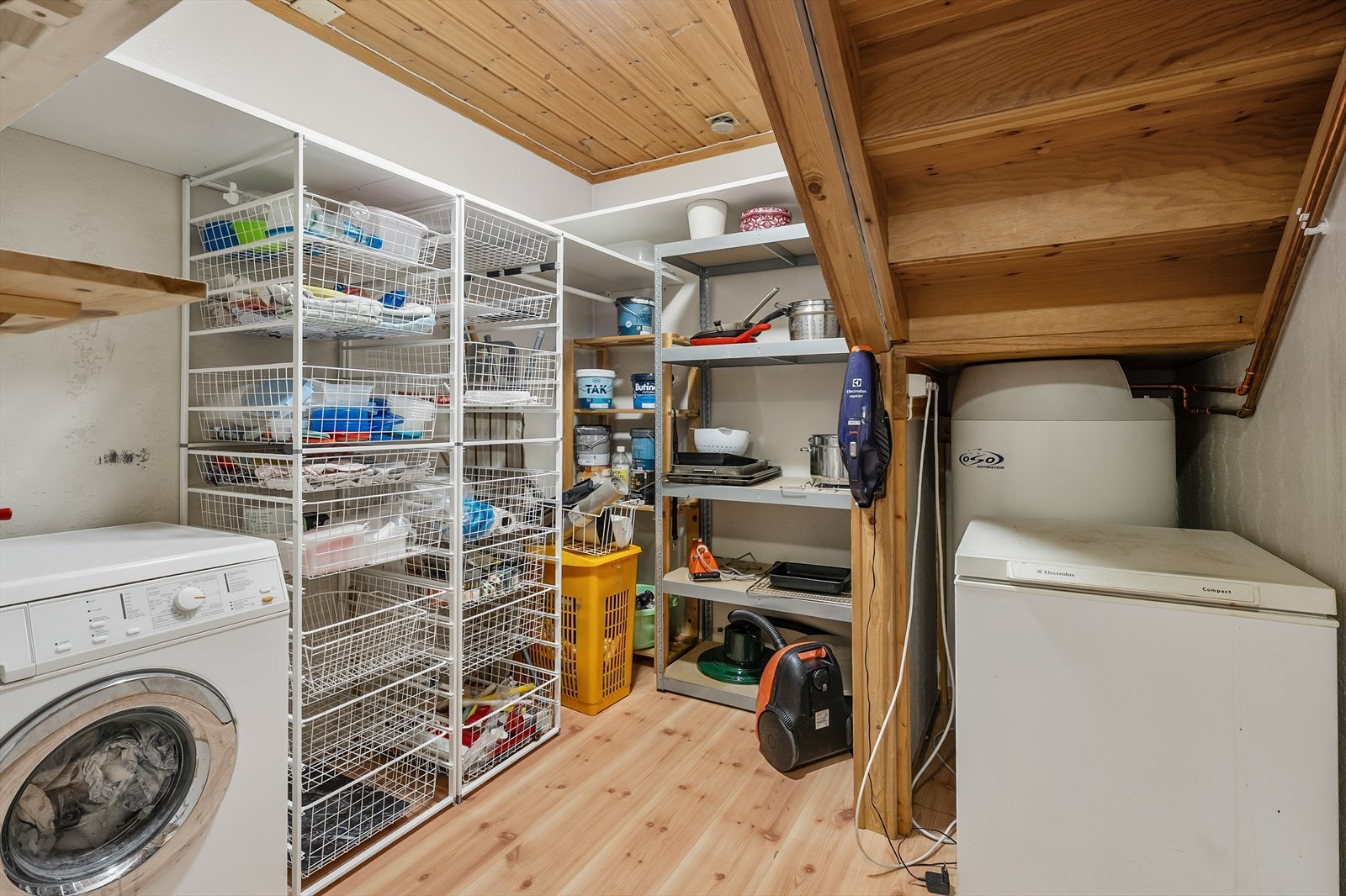 Bod under trappa med opplegg for vaskemaskin. Galleribilde