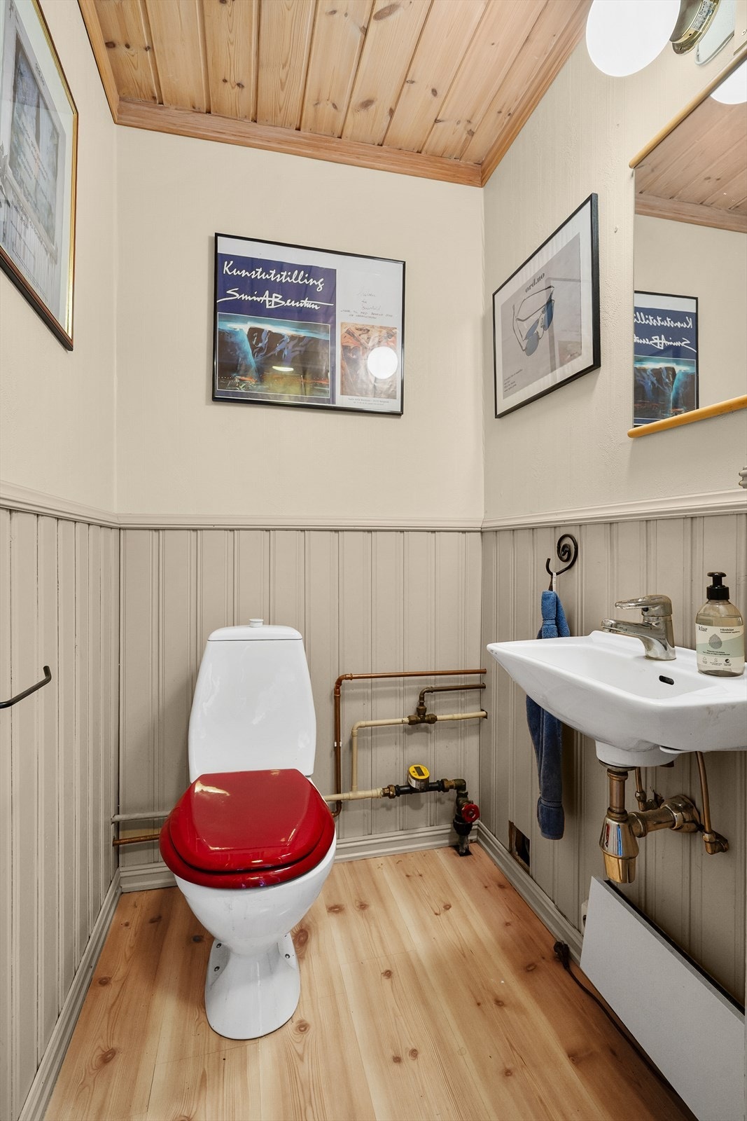 Separat toalettrom i underetasjen. Galleribilde