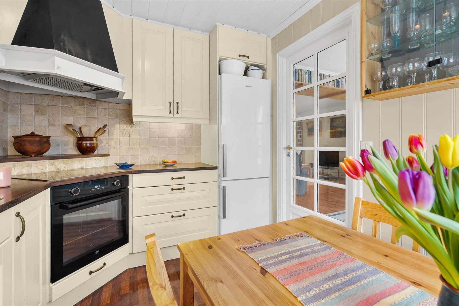 Kjøkkenet ligger separat, adskilt fra stuen med glassdør. Galleribilde