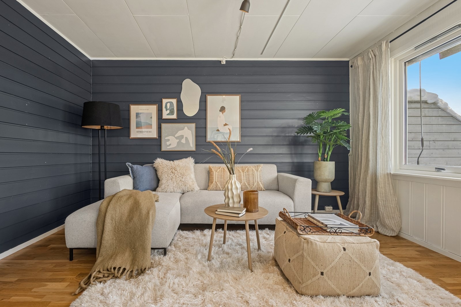 Gjennomgående i boligen er malte flater i tidsriktige farger. Galleribilde