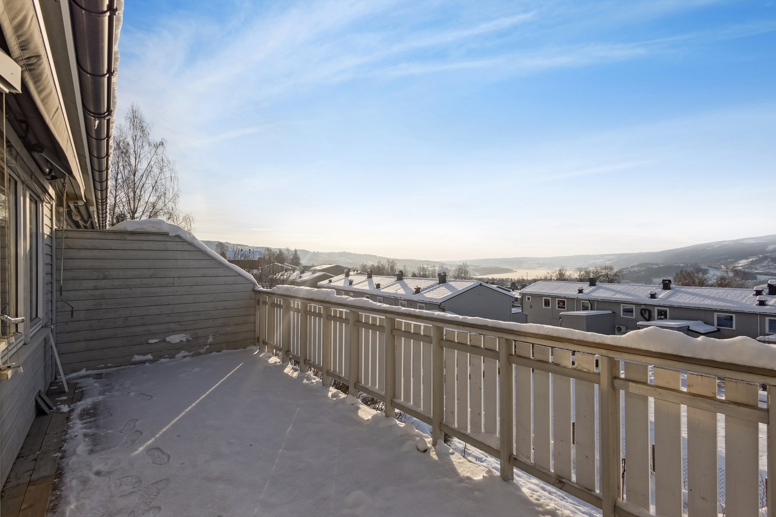 Veranda er på 18 kvm og ligger sør-vestvendt til med gode solforhold og nydelig utsikt. Galleribilde