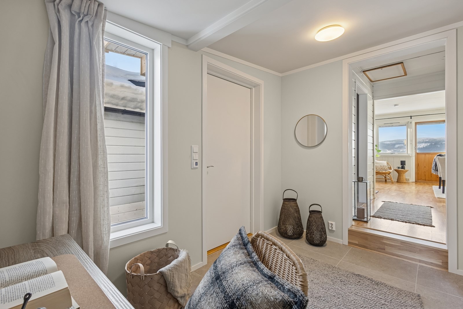 Man ønskes velkommen inn i en romslig gang som ble bygget på i 2025 og som er praktisk innredet med flislagt gulv med varmekabler. Galleribilde