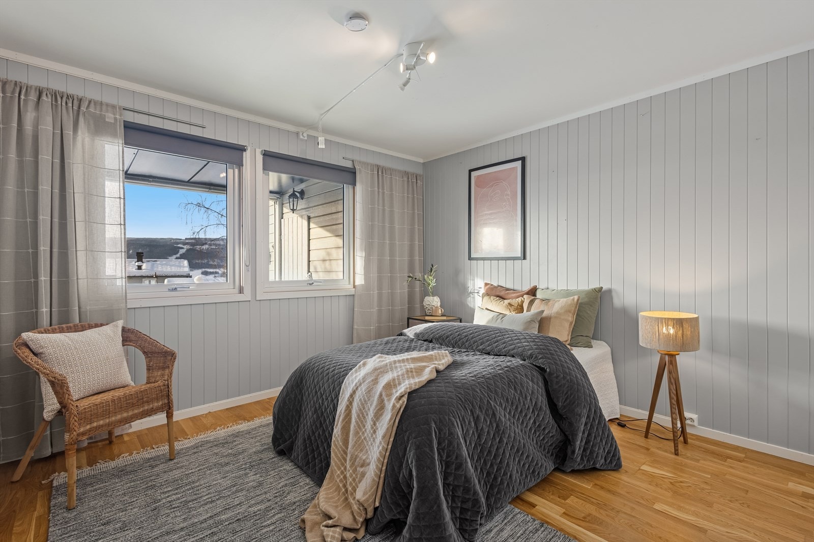 Soverom 2 er av svært god størrelse og utstyrt med stor garderobe. Her har man i tillegg god plass til dobbeltseng og tilhørende møblement. Galleribilde