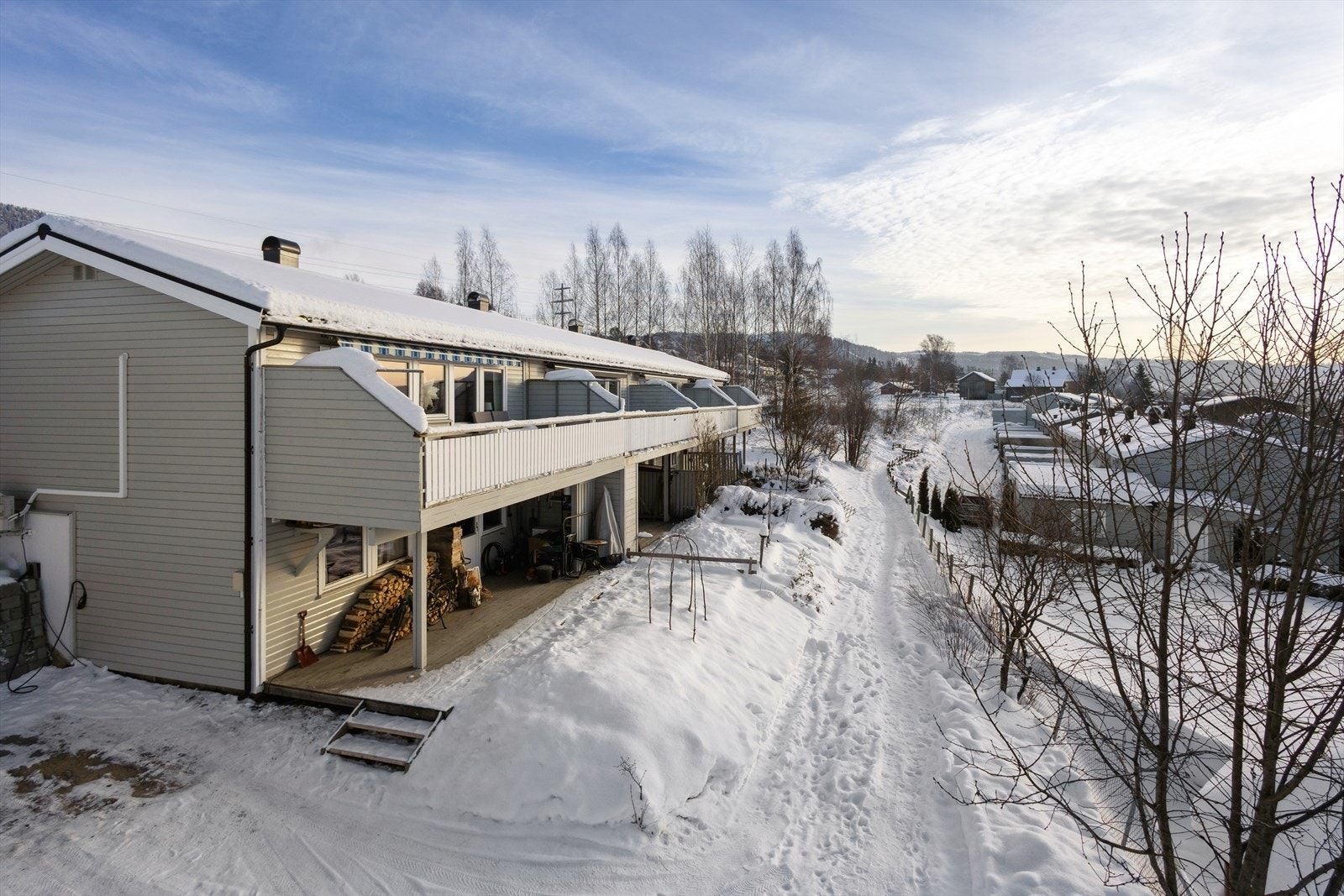 Boligen har et trivelig uteområde med terrasse og hage i første etasje. I nærområdet finner du en populær akebakke, skøytebane og fine turmuligheter. Et kjekt nærmiljø hvor både store og små vil trives! Galleribilde