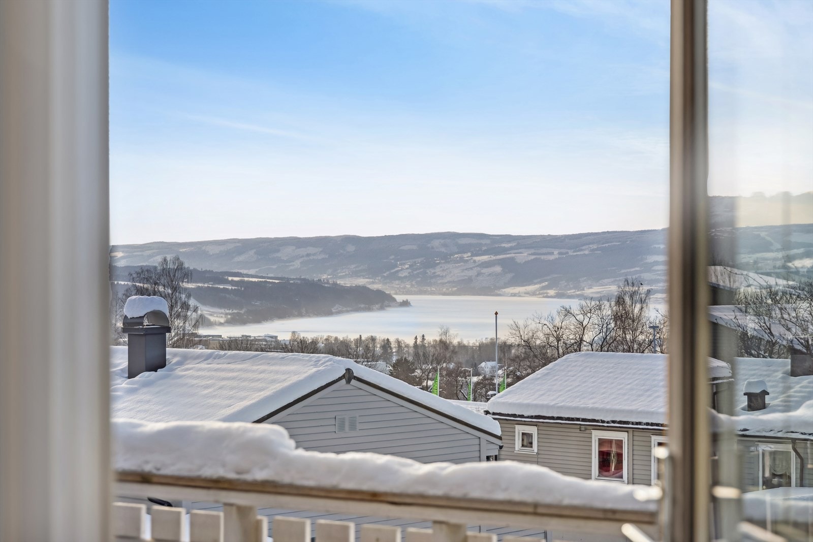 Fra stuen har man utgang til en vestvendt veranda med nydelig utsikt over Mjøsa og omkringliggende områder. Galleribilde