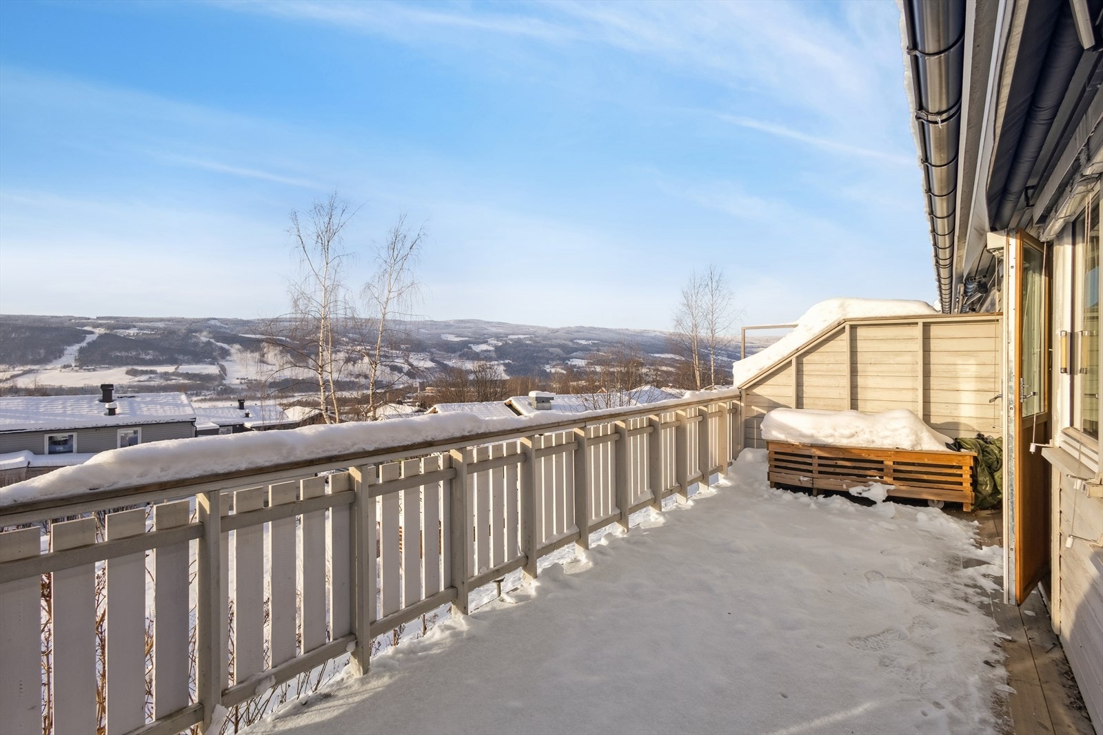 Her har man god plass til å møblere med sittegrupper. En flott forlengelse av stuen hvor man kan nyte fine sommerkvelder! Galleribilde