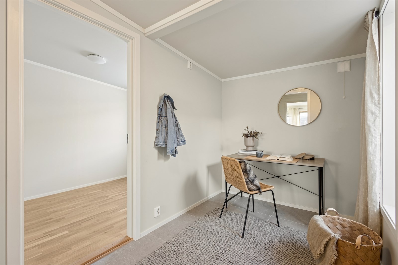 Fra gangen er det adkosmt til soverom som også ligger i det nye tilbygget fra 2025. Galleribilde