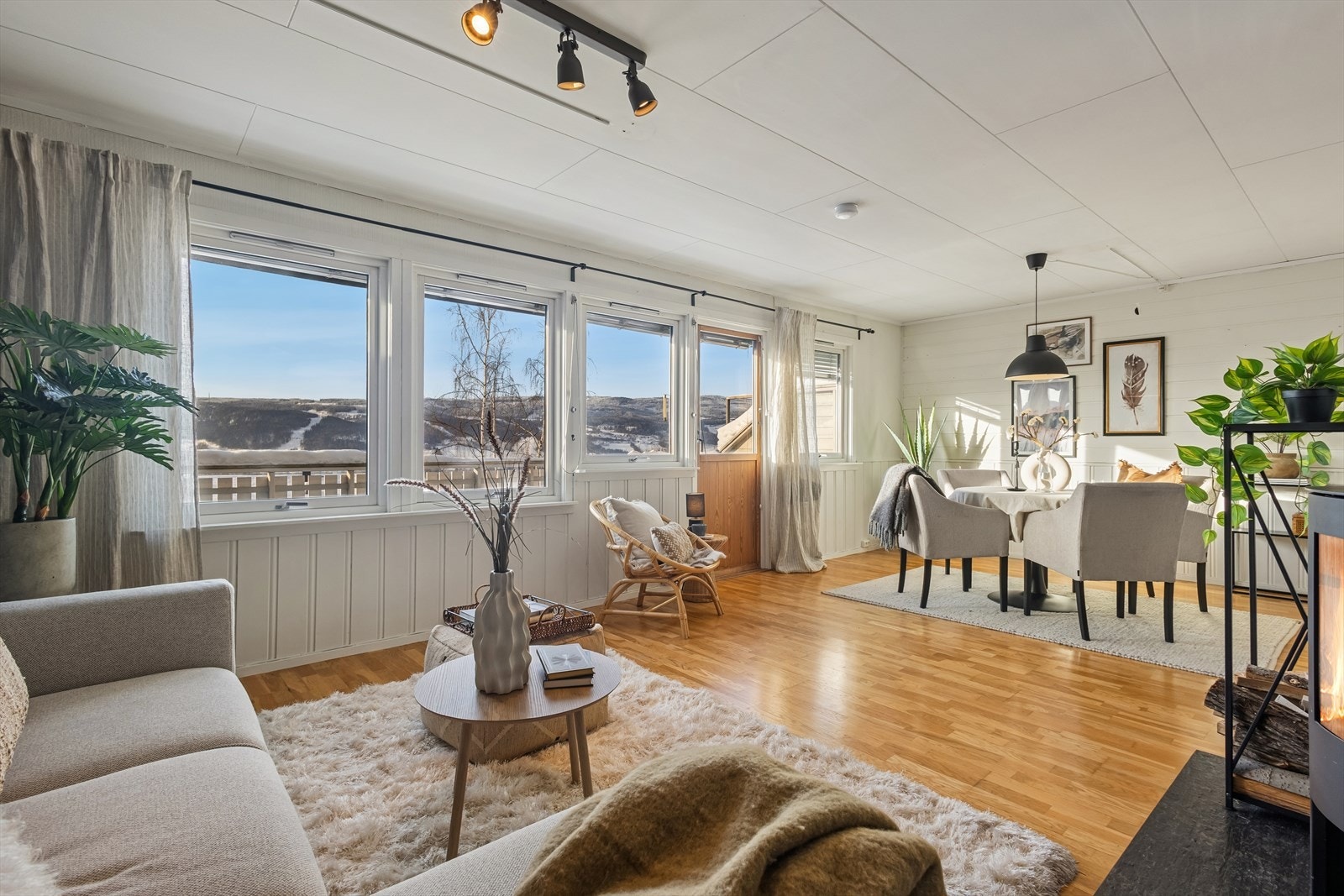 Stuen er lys og innbydende med store vindusflater som sørger for rikelig med lysinnslipp, samtidig som de lar deg nyte flott utsikt! Her har man god plass til å møblere i flere soner med både sofa- og spisegruppe. Galleribilde