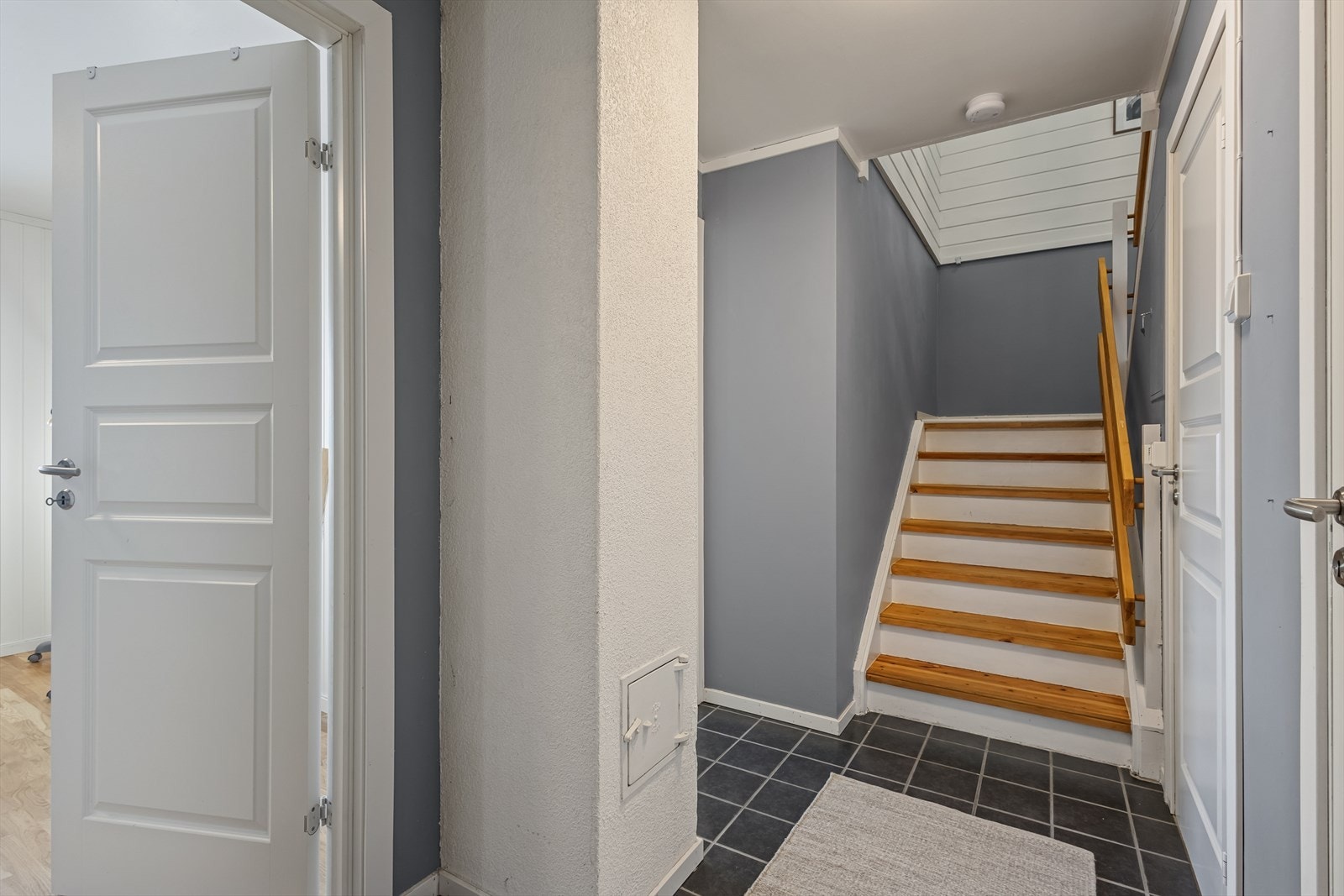 Følger man trappen ned til underetasjen finner man to soverom, bad, toalettrom og en bod. Galleribilde