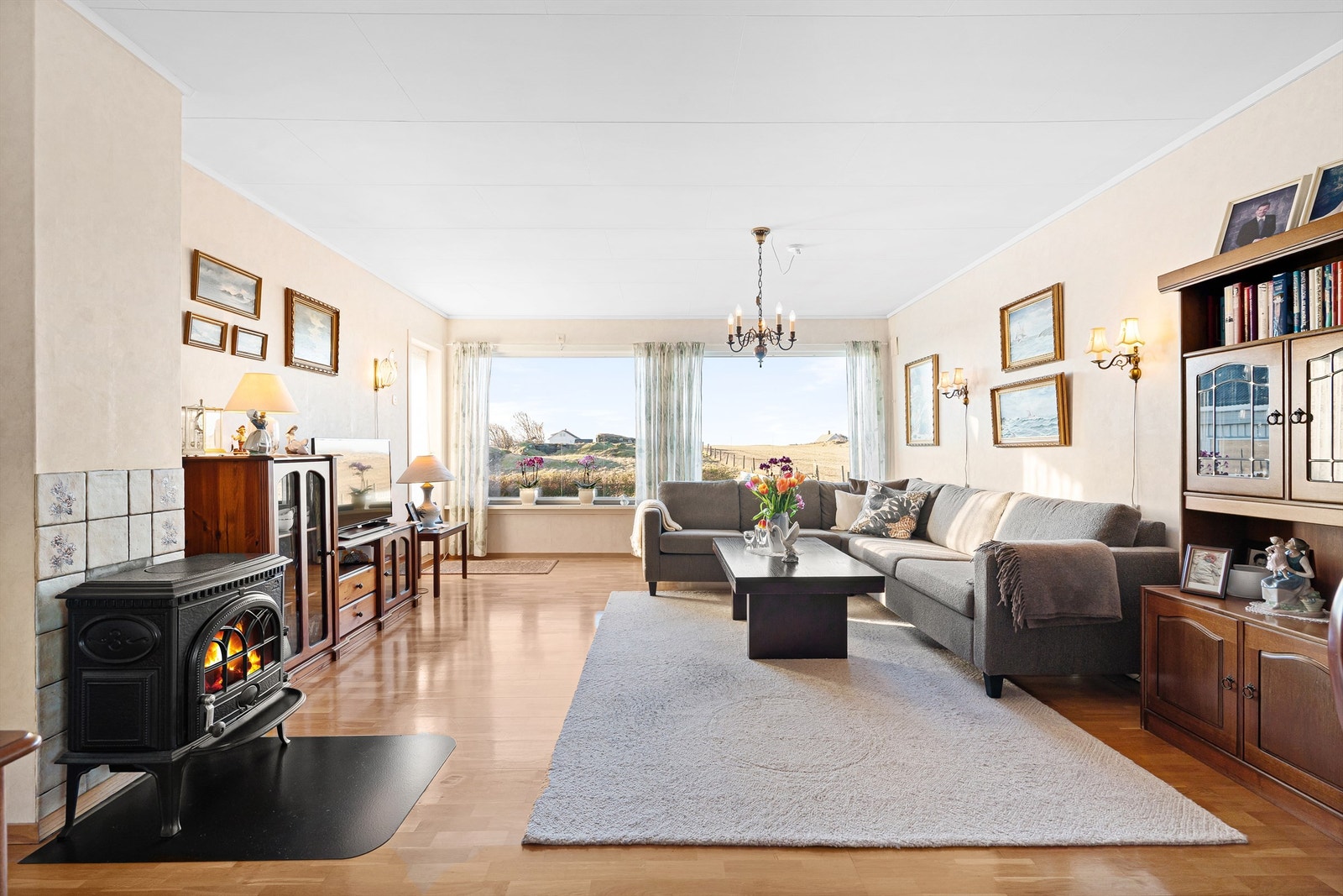 Lys og luftig stue med god plass til møblement. Galleribilde