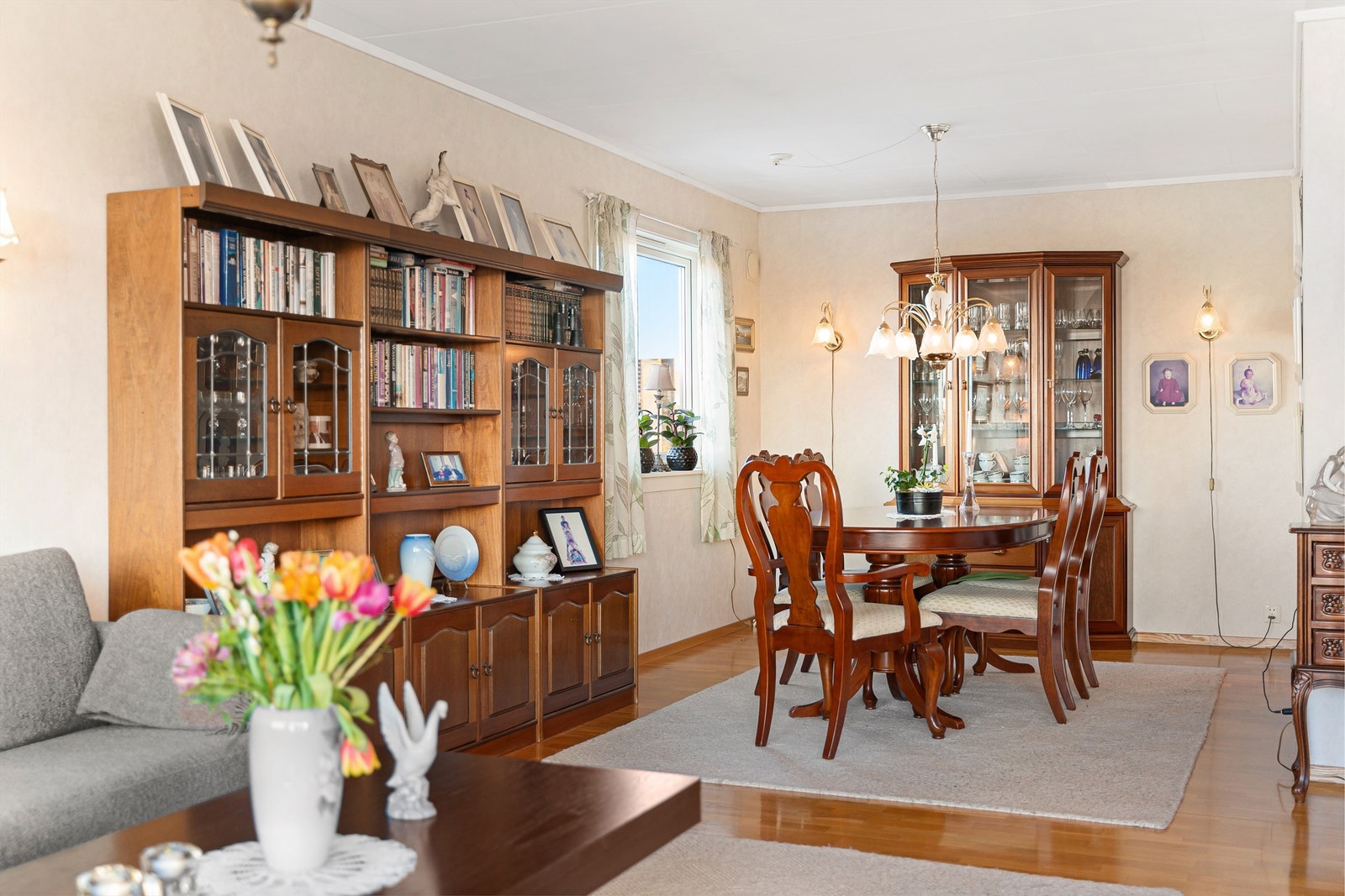 Spisestue med mulighet for å dekke opp til langbord. Galleribilde