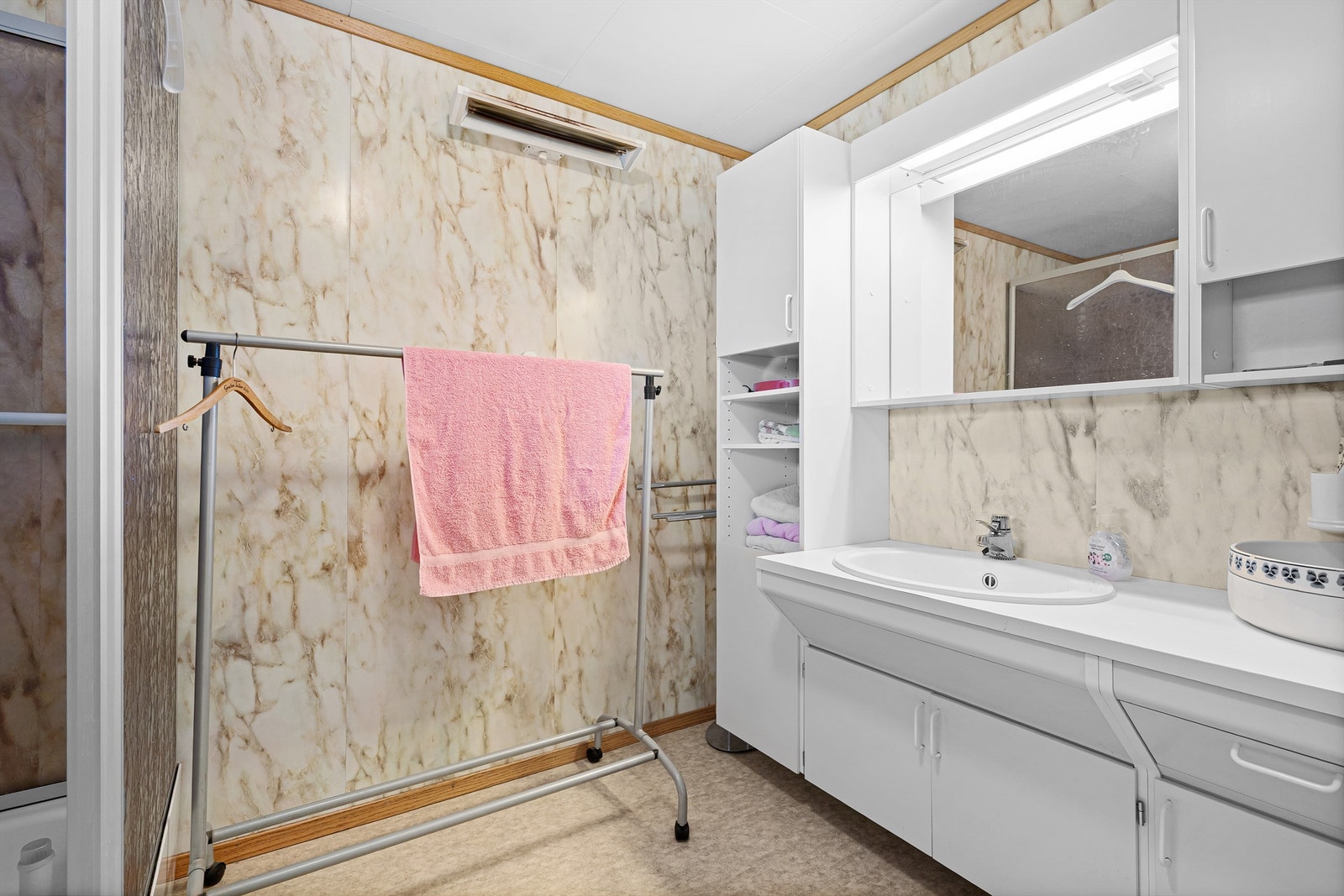 Bad i underetasje. Galleribilde