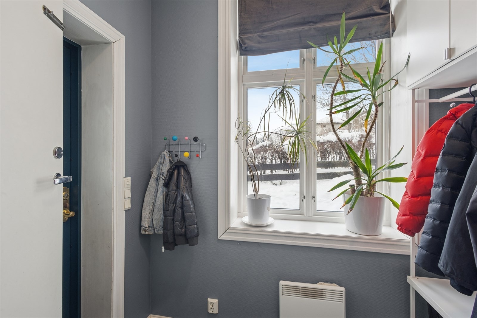 Entréen har flislagt gulv og praktisk garderobeløsning. Galleribilde