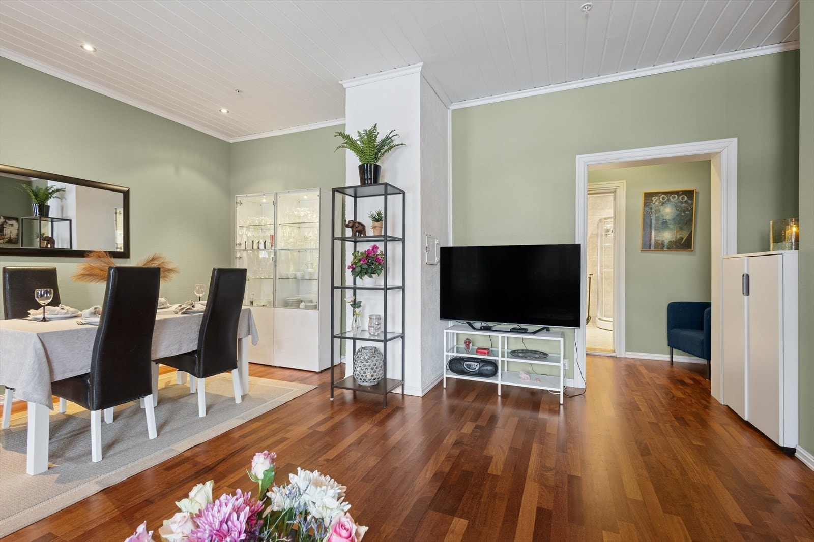 Stuens gode utforming gir fleksible muligheter for naturlig soneinndeling. Galleribilde