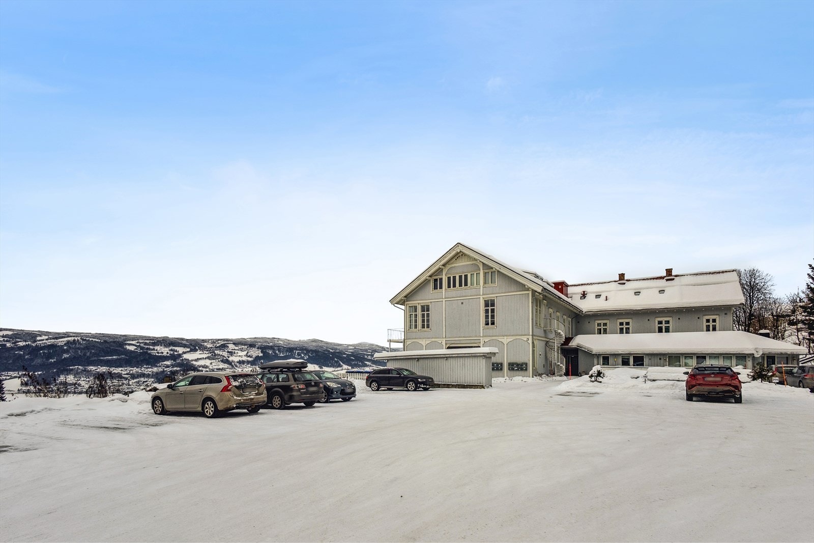 Stor, oppmerket parkeringsplass for boligeiere og fem merkede gjesteparkeringsplasser for besøkende. Galleribilde