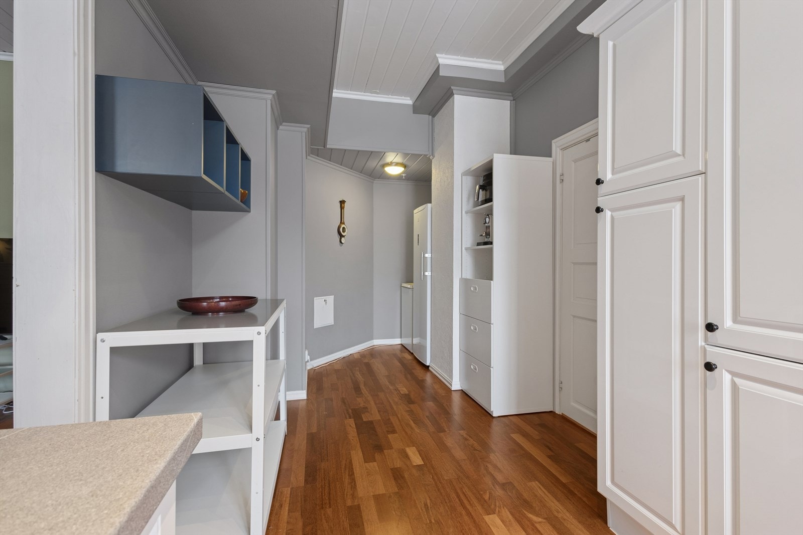 Det er også plass til frittstående kjøleskap. Galleribilde