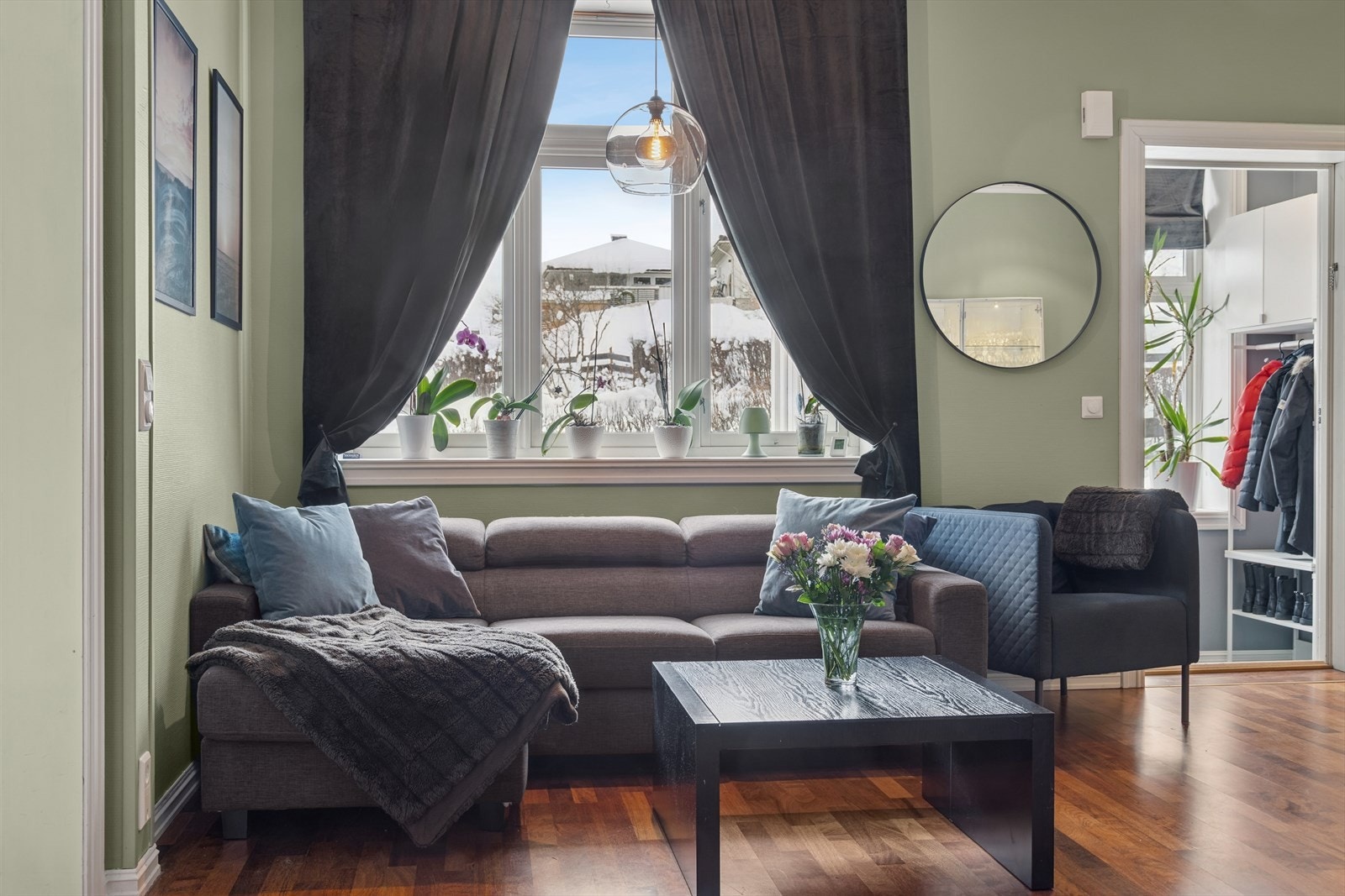 God takhøyde og store vindusflater gir rommet en lys og luftig følelse. Galleribilde