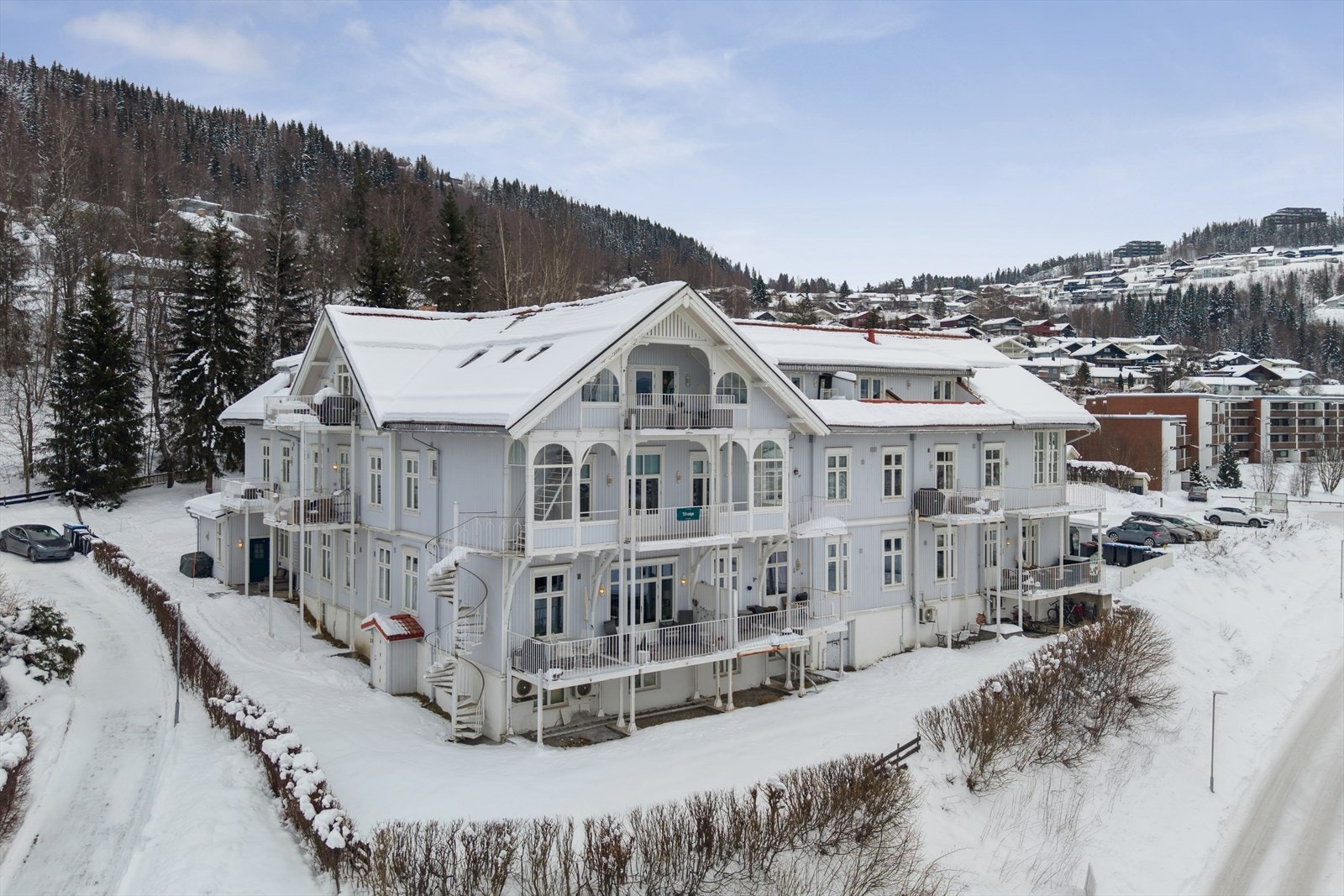 Leiligheten ligger i 1. etasje i et bygg fra antatt 1900, som ble omgjort til leiligheter i 2007. Galleribilde