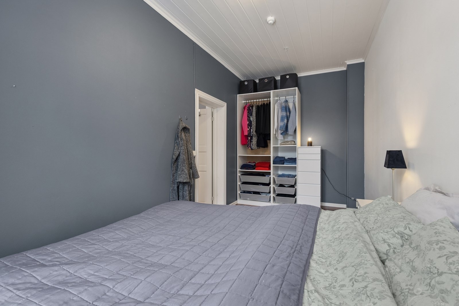 Soverommene har plass til seng, nattbord og annet ønskelig møblement. Galleribilde