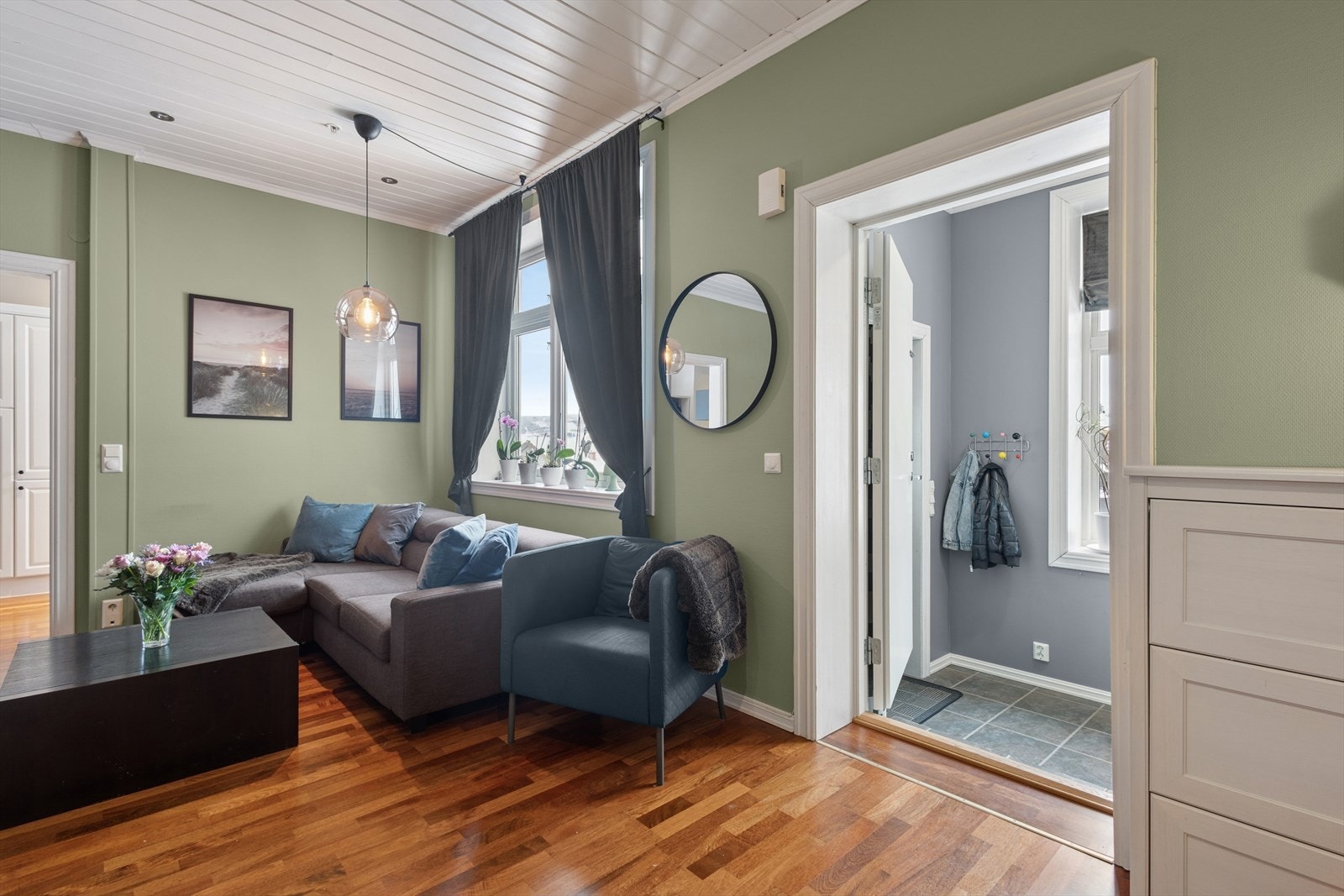 Lys og romslig stueavdeling med god møbleringsfrihet. Galleribilde