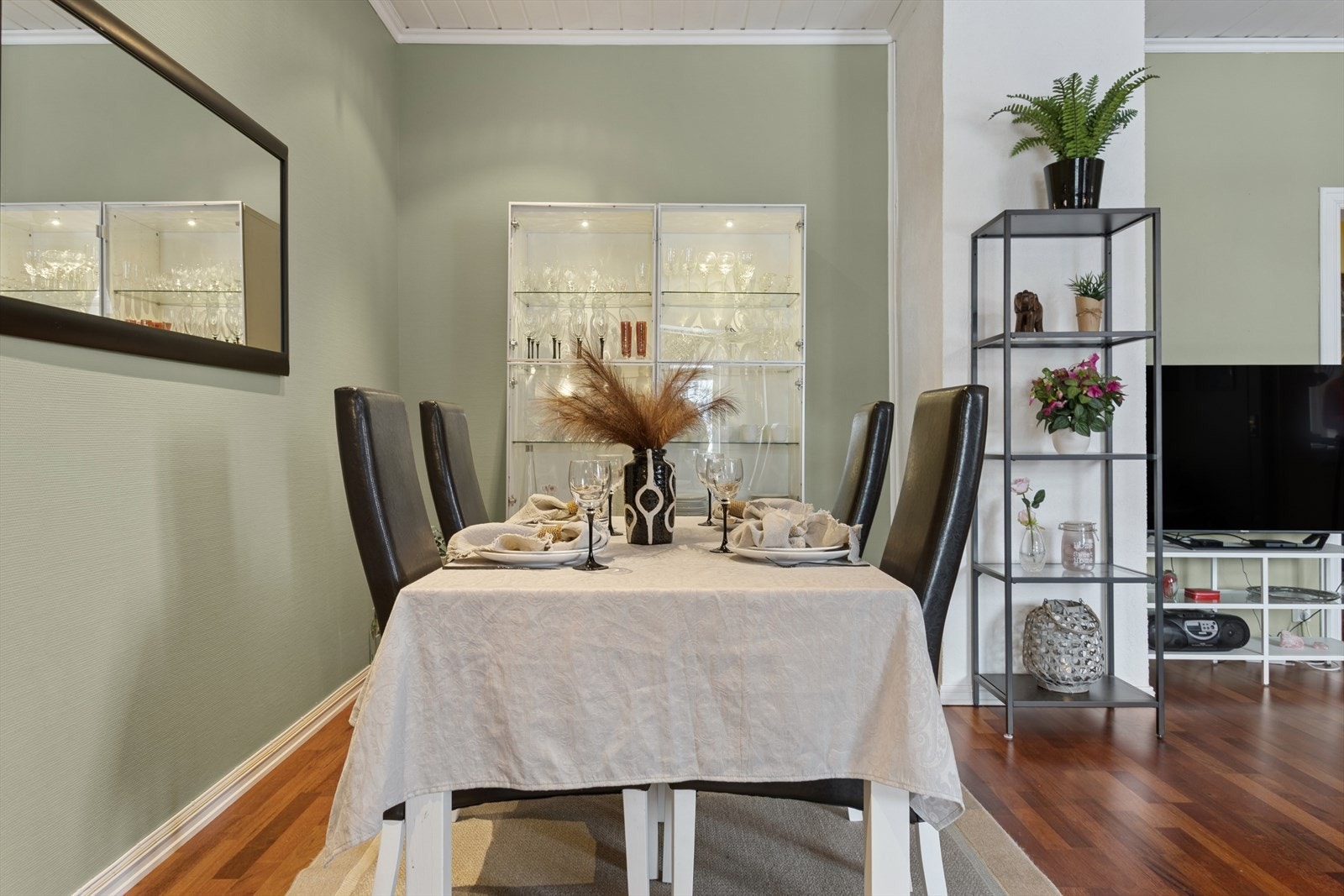 I stuen er det god plass til å innrede med en sofagruppe og en spisegruppe. Galleribilde