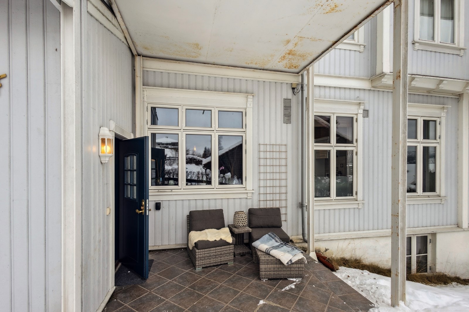 Uteplassen består av en overbygd terrasse på 10,8 kvm ved inngangspartiet. Galleribilde