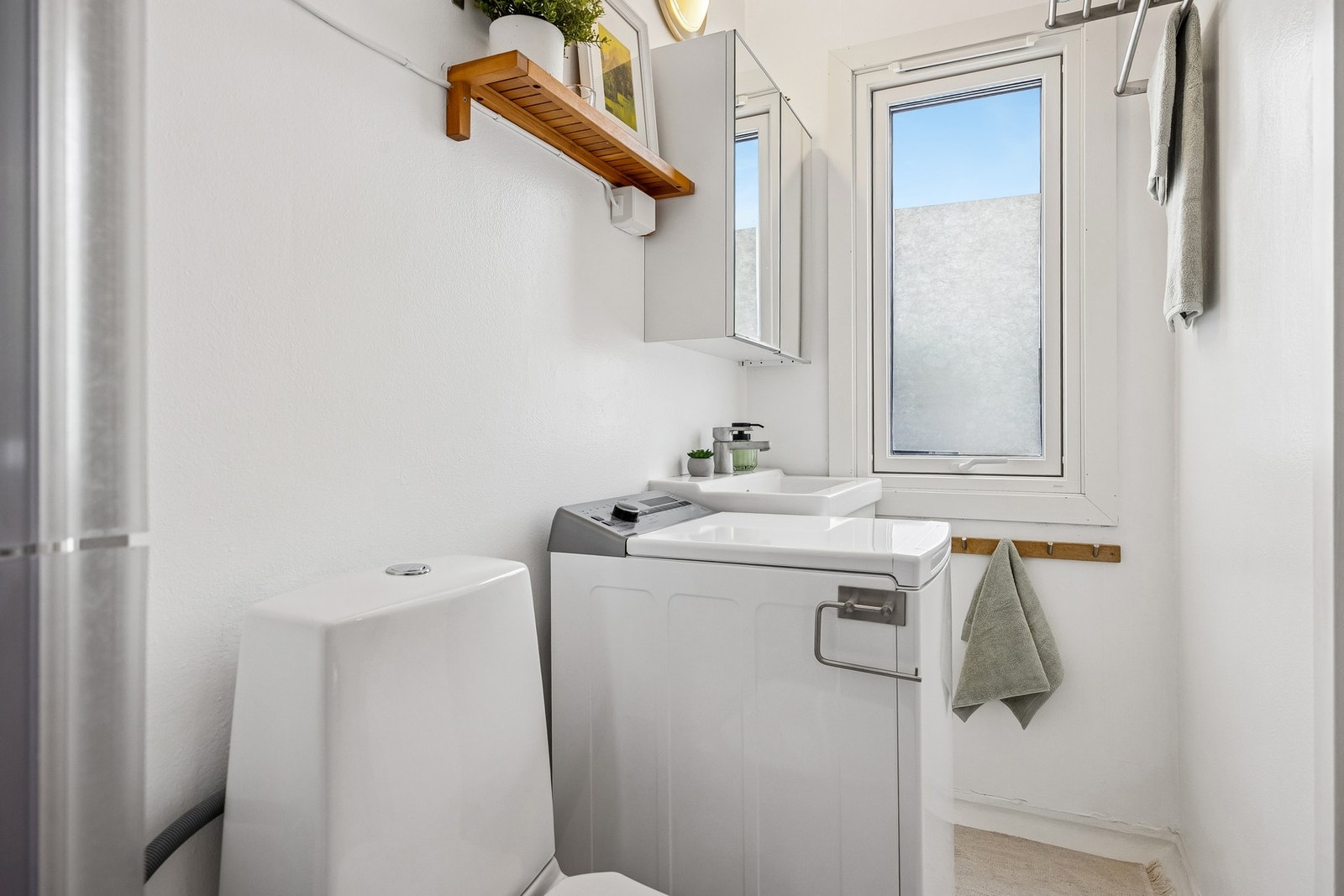 Arealeffektivt baderom med opplegg for vaskemaskin. Galleribilde