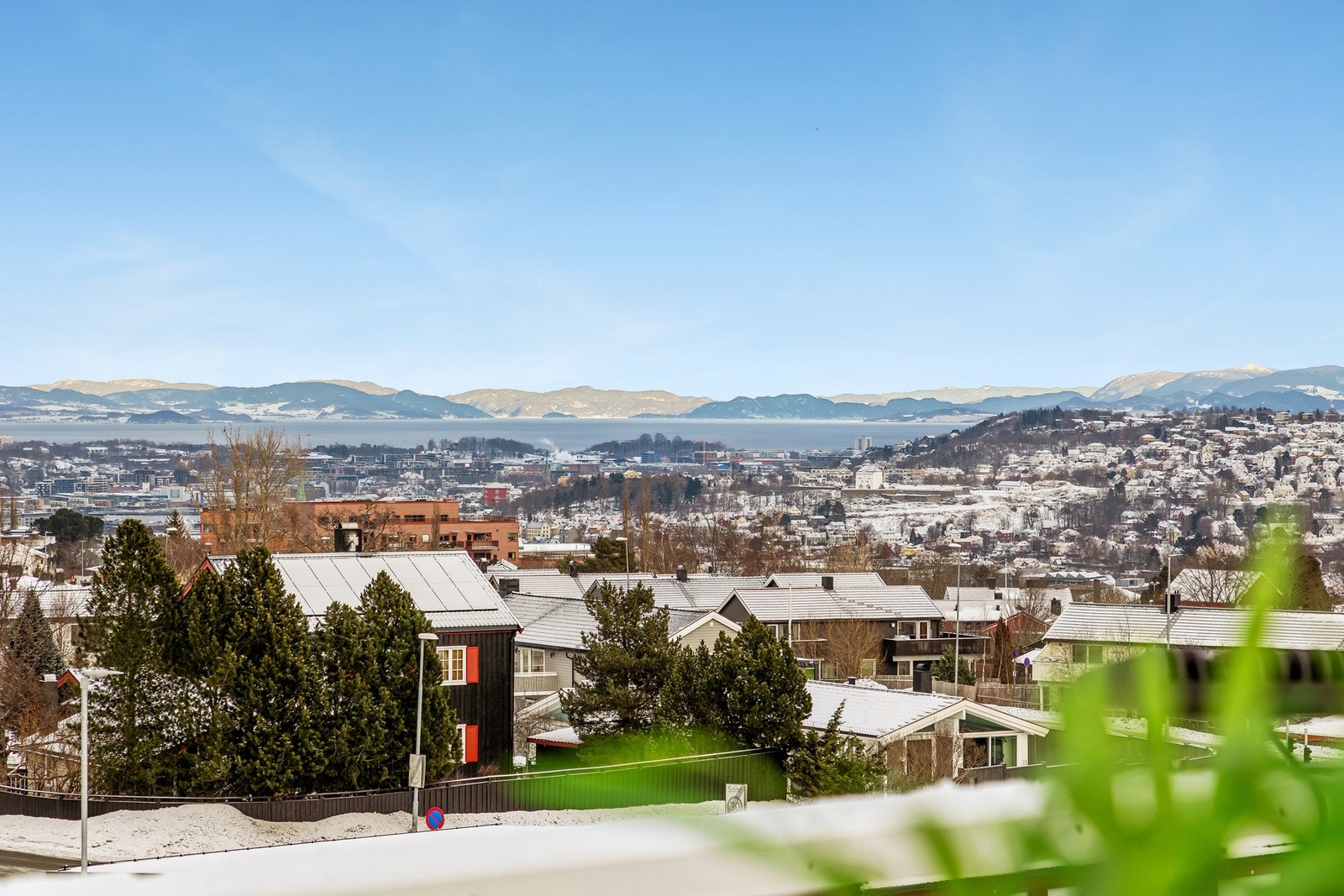 Fra takterrassen har du en flott utsikt mot Trondheim sentrum og Trondheimsfjorden. Galleribilde