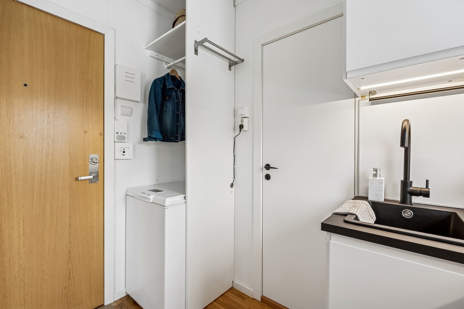 Leiligheten er malt i lyse og tidløse farger som gjør det enkelt å sette sitt eget preg på rommene gjennom diverse interiør og dekor. Galleribilde