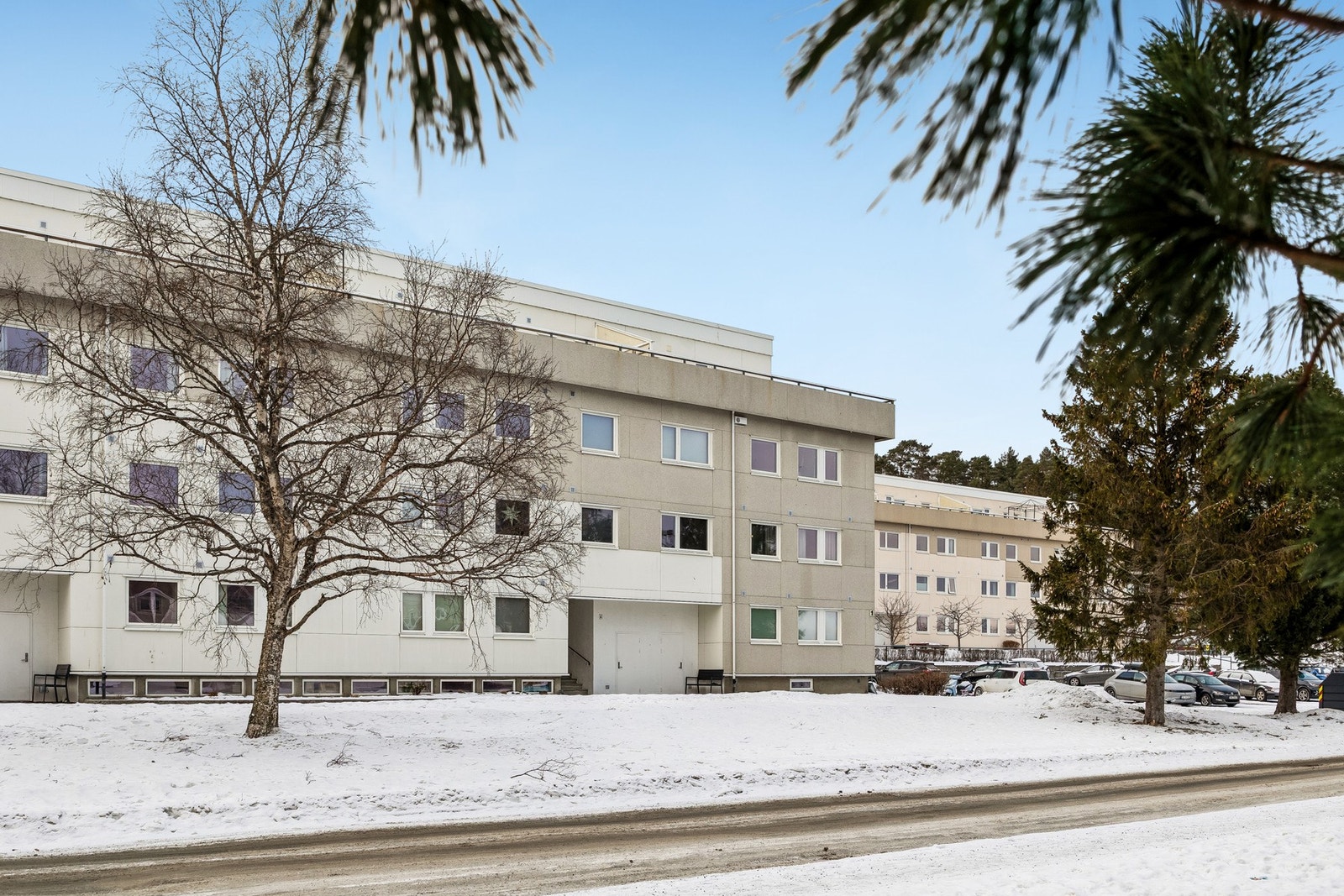 Kollektivtilbudet er utmerket, med flere busslinjer som går hyppig og direkte til sentrum, Pirsenteret, St. Olavs Hospital, NTNU og Dragvoll. Galleribilde