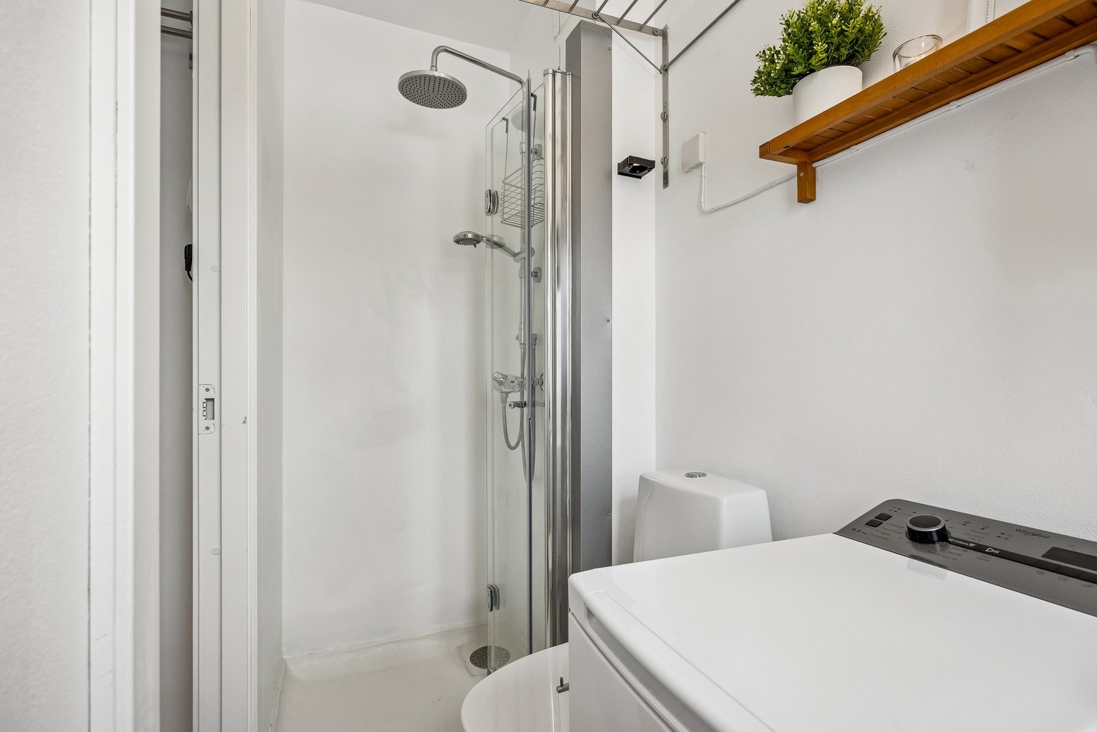 Her får du også vegghengt servantinnredning, dusjnisje med glassdør og gulvstående toalett. Galleribilde