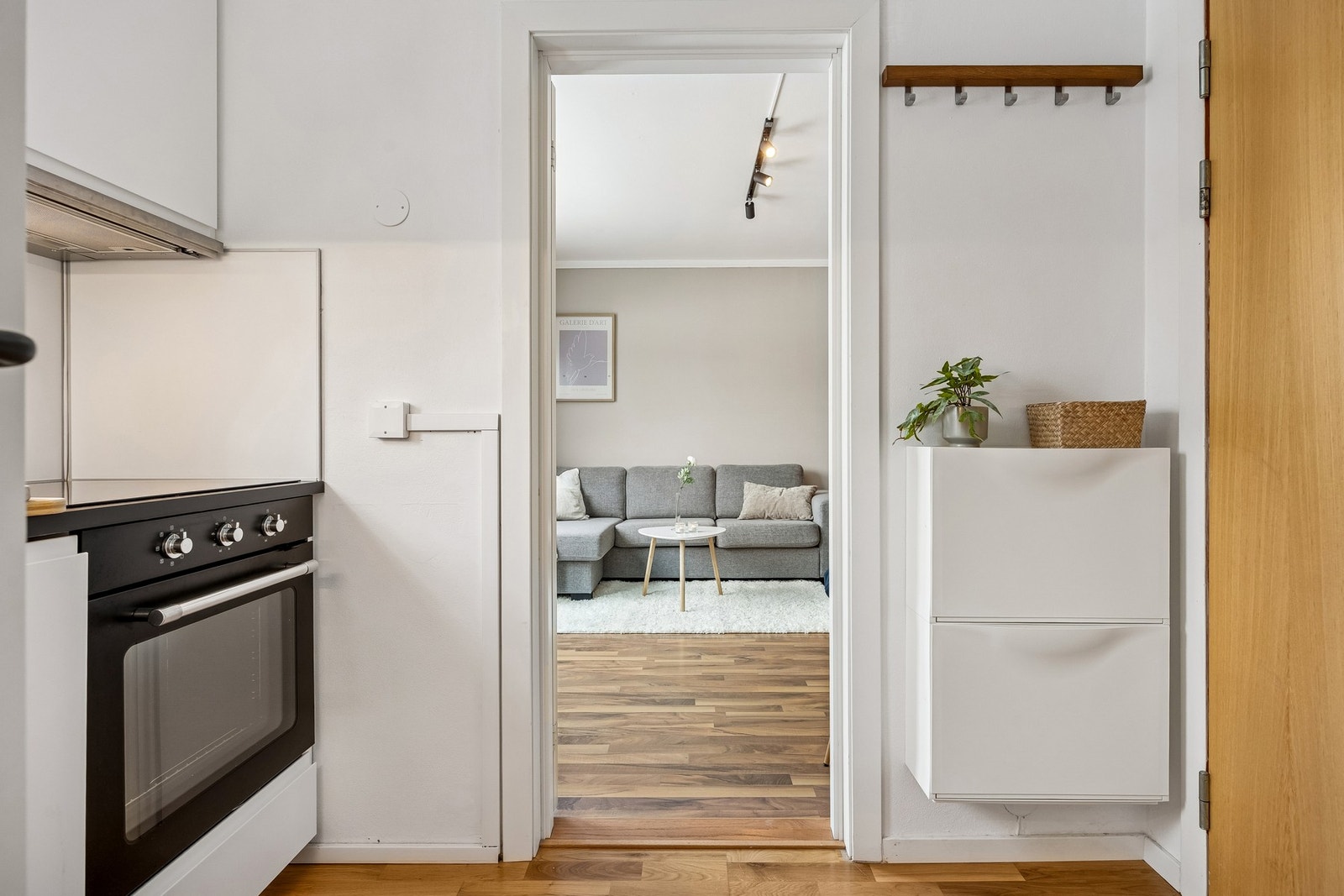 Kjøkkenet har integrerte hvitevarer som stekeovn, platetopp og kjøleskap. Galleribilde