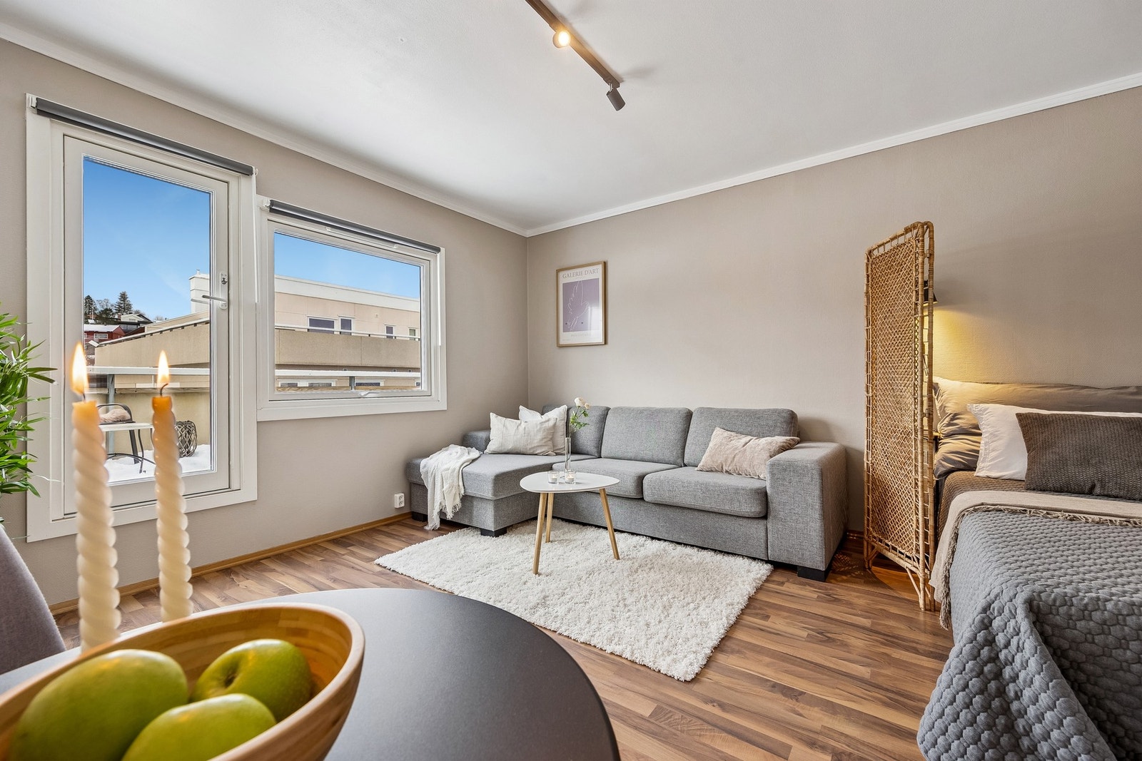 Det er gjort gode vedlikeholdstiltak med blant annet nye vinduer og balkongdør fra 2022. Galleribilde