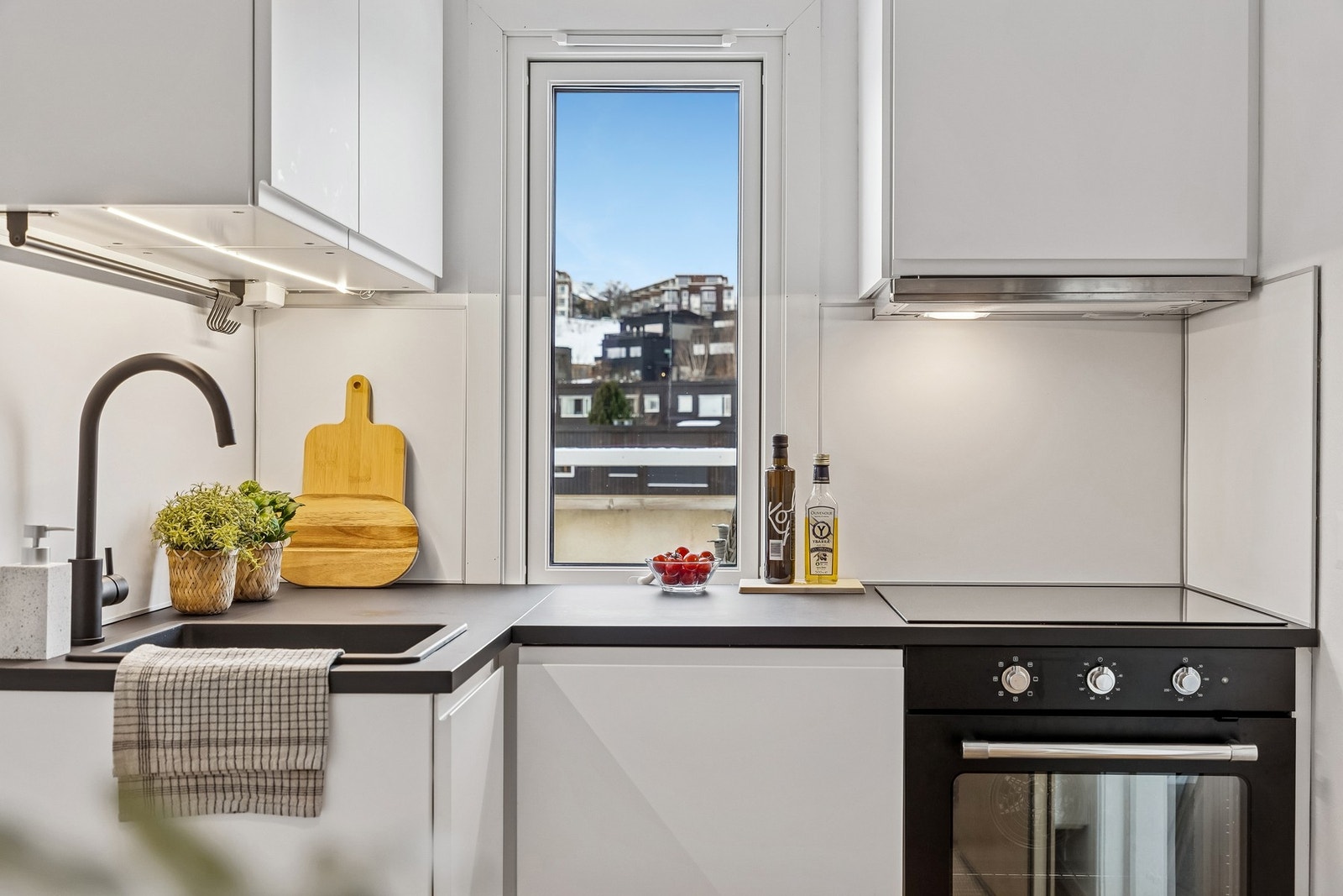 Kjøkkeninnredning fra 2022 med glatte fronter. Galleribilde