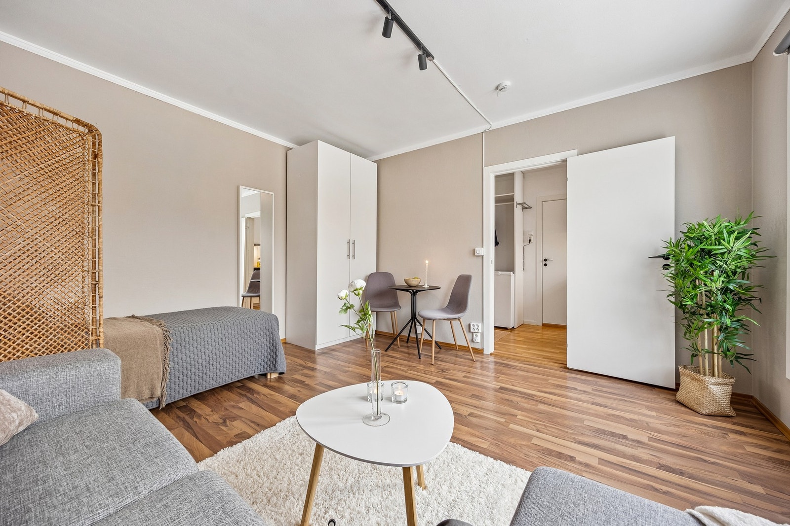 Leiligheten befinner seg i byggets toppetasje. Galleribilde