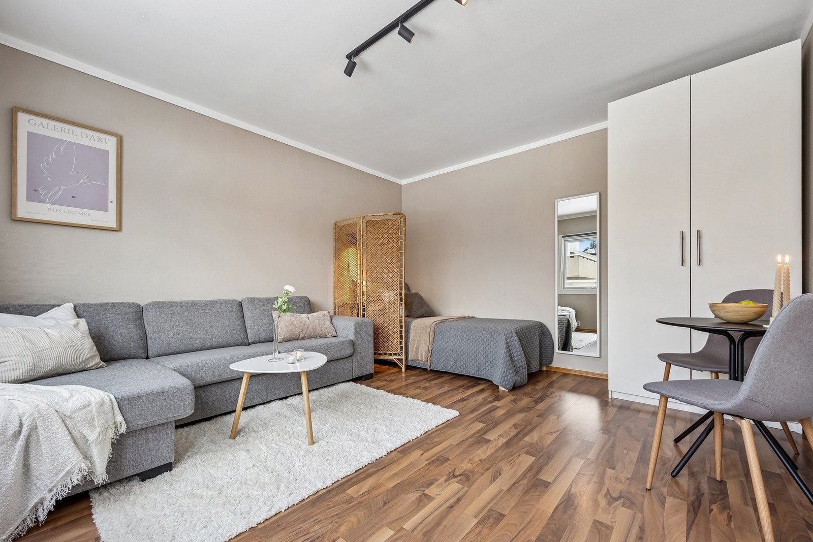 Stuen måler 15,6 kvm og byr på god plass til en stor sofa, seng, garderobeskap og tilhørende møblement. Galleribilde