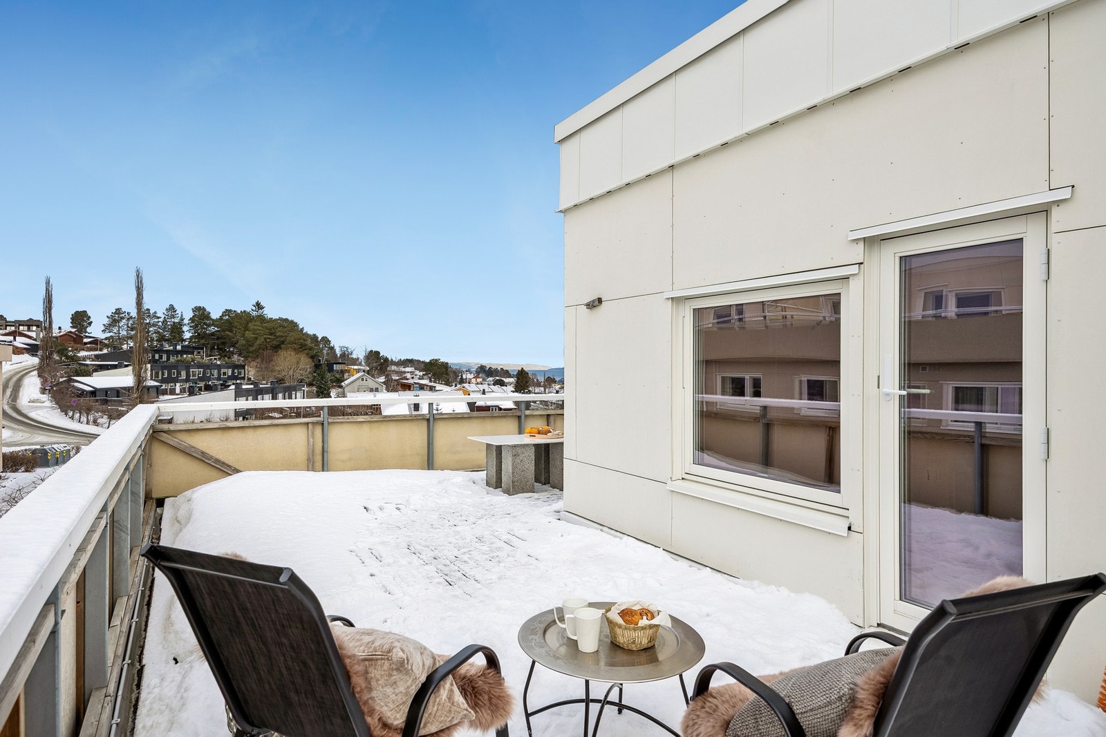 Terrassen har meget gode solforhold. Dette er det perfekte stedet for å invitere familie og venner på sosiale sammenkomster. Galleribilde