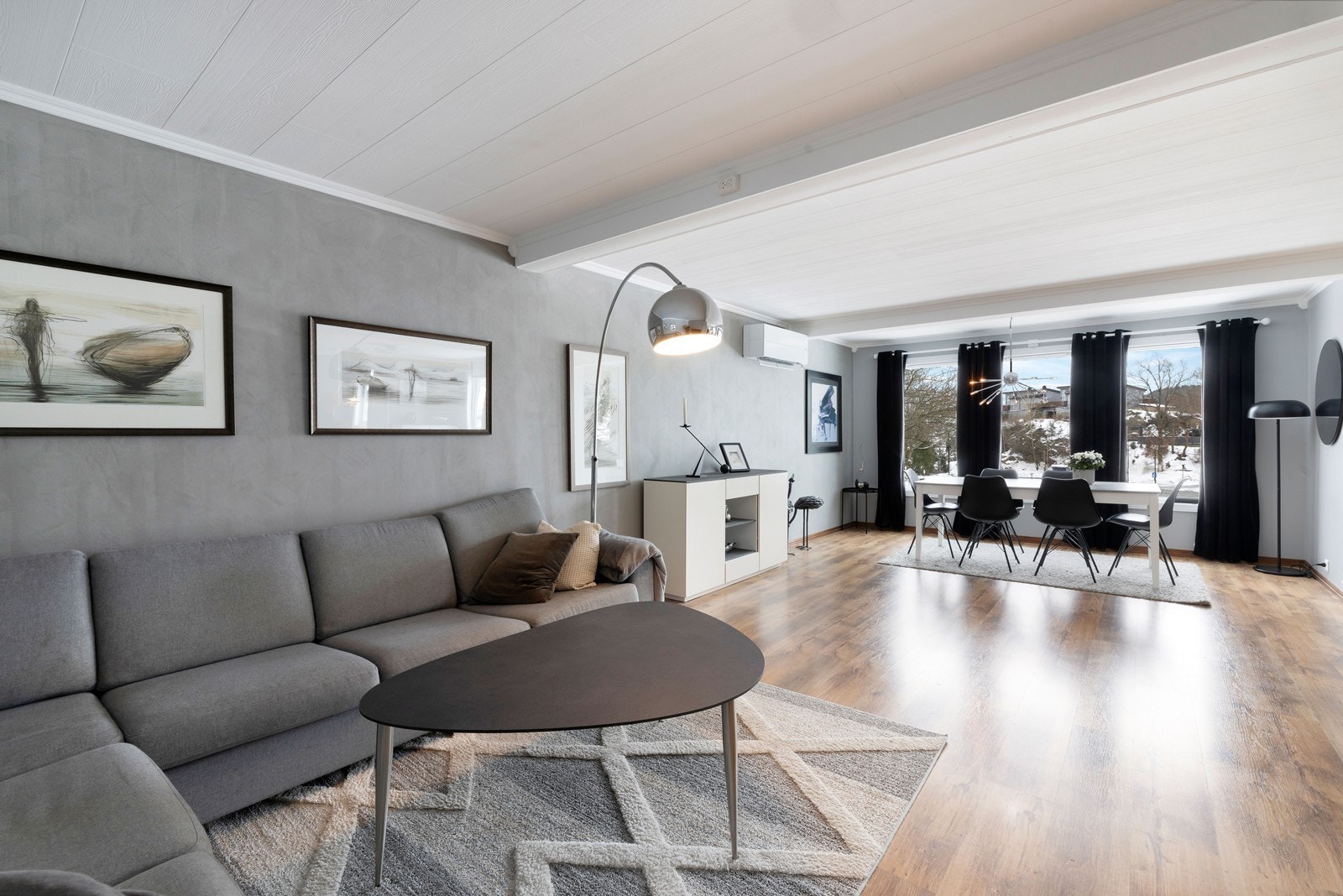 Romslig stue med god plass til flere sittegrupper, peis og utgang til stor solrik terrasse med adkomst til hage Galleribilde