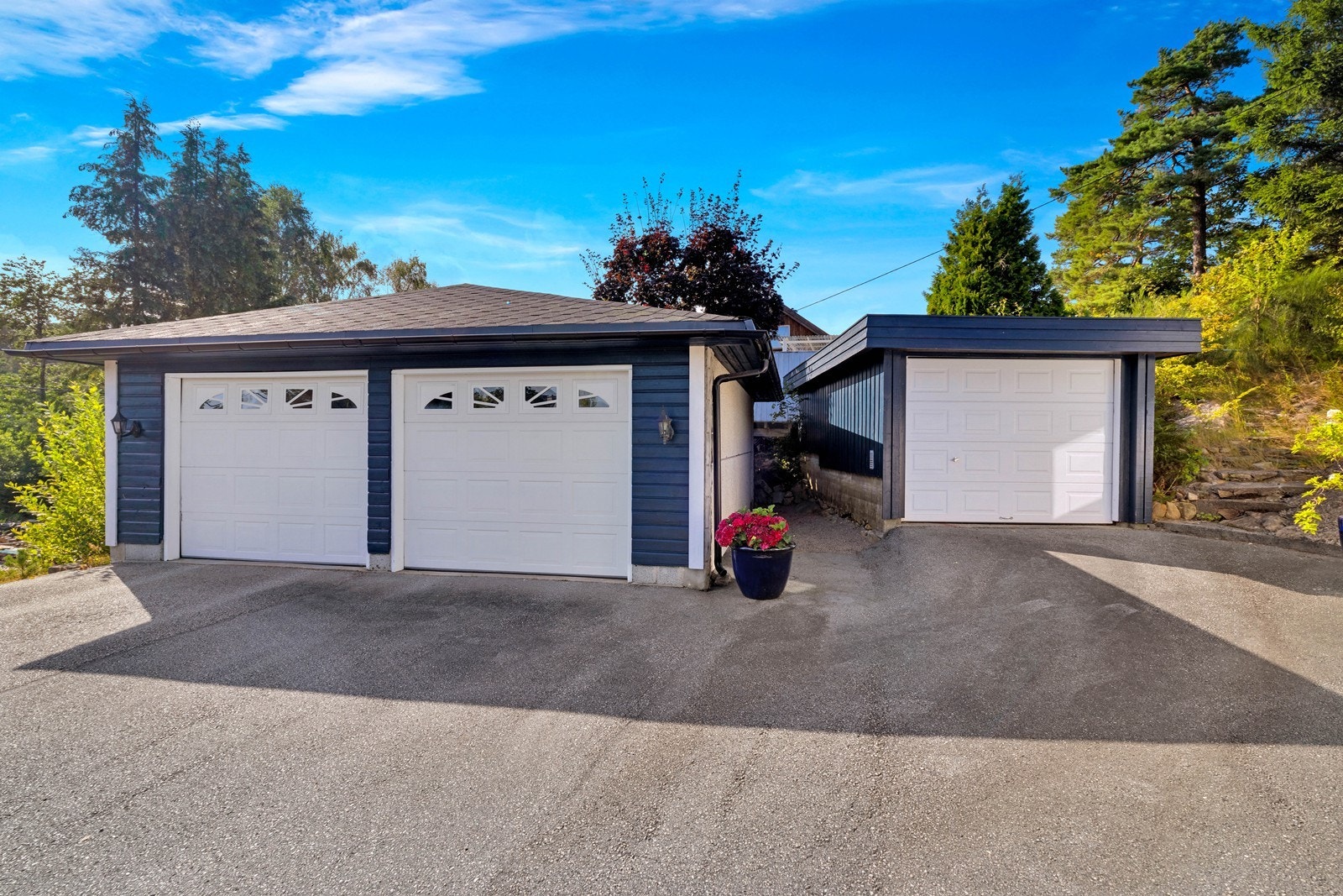 To garasjer på tomt, hvorav den ene er dobbel! Ellers godt med biloppstillingsplasser. Galleribilde