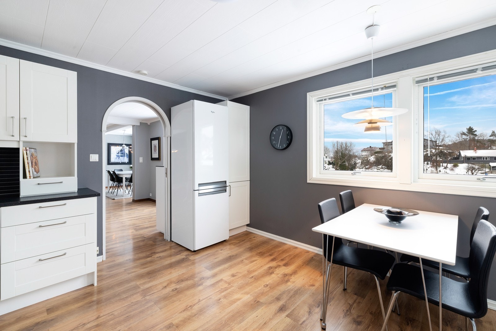 Kjøkkenet er praktisk plassert i etasjen, vegg i vegg med stuen. Galleribilde