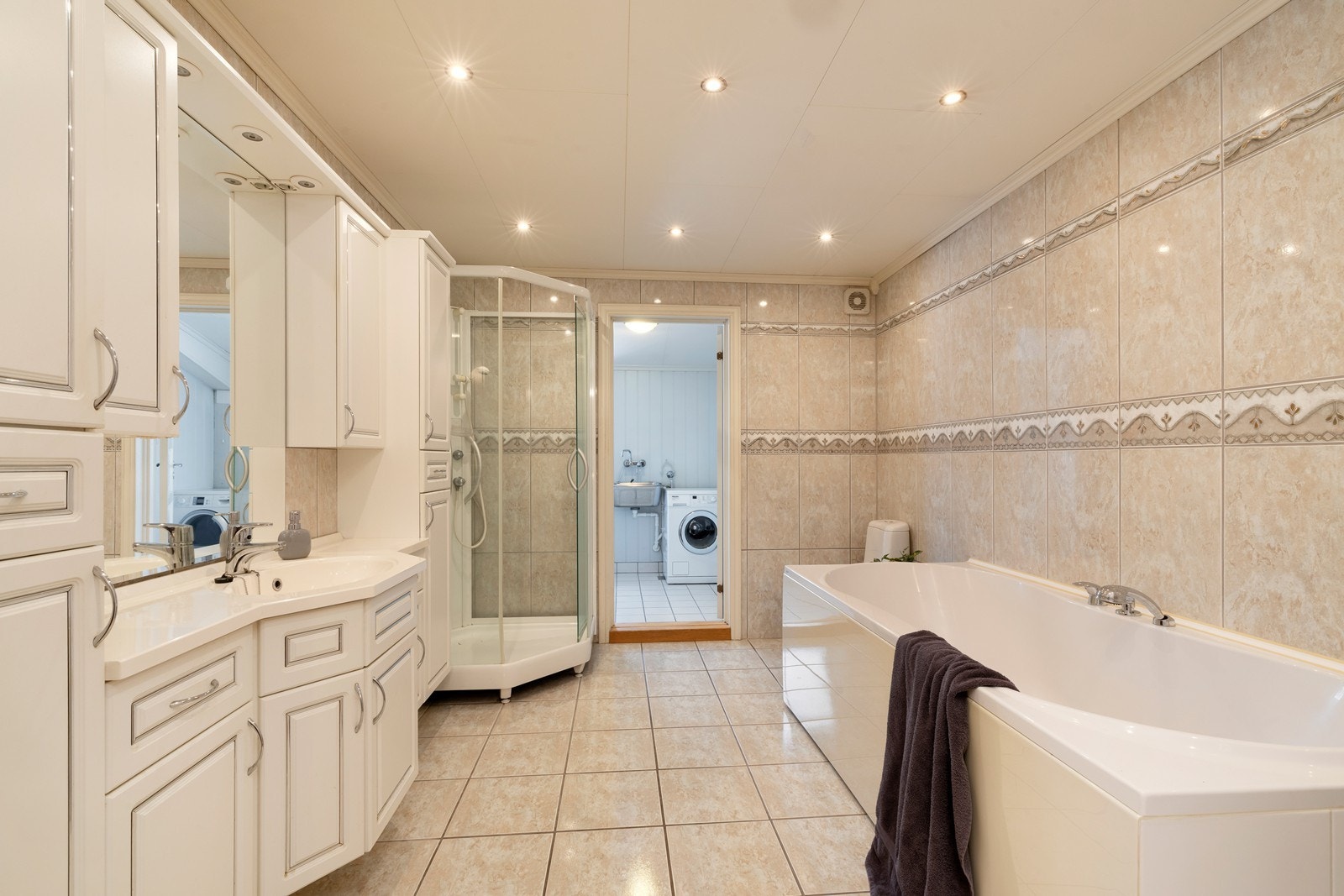 På innsiden av baderommet er det et praktisk, delvis flislagt baderom. Galleribilde