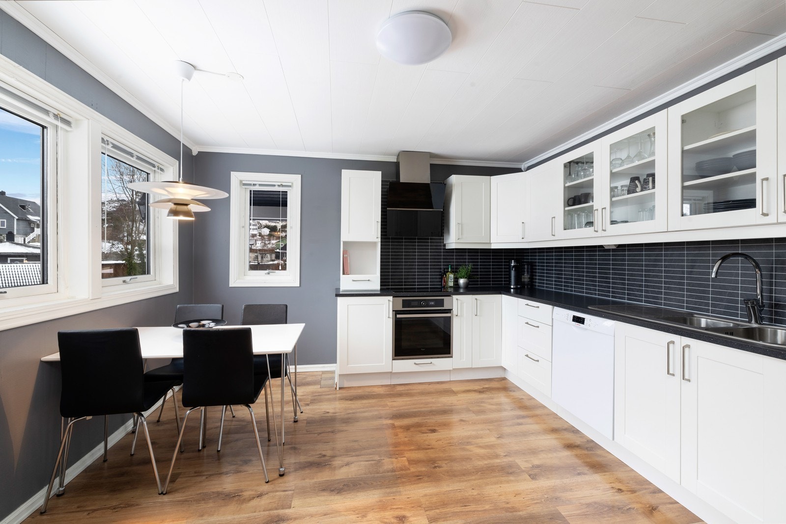 Strai kjøkkeninnredningen var ny for ca. 8 år siden. Galleribilde