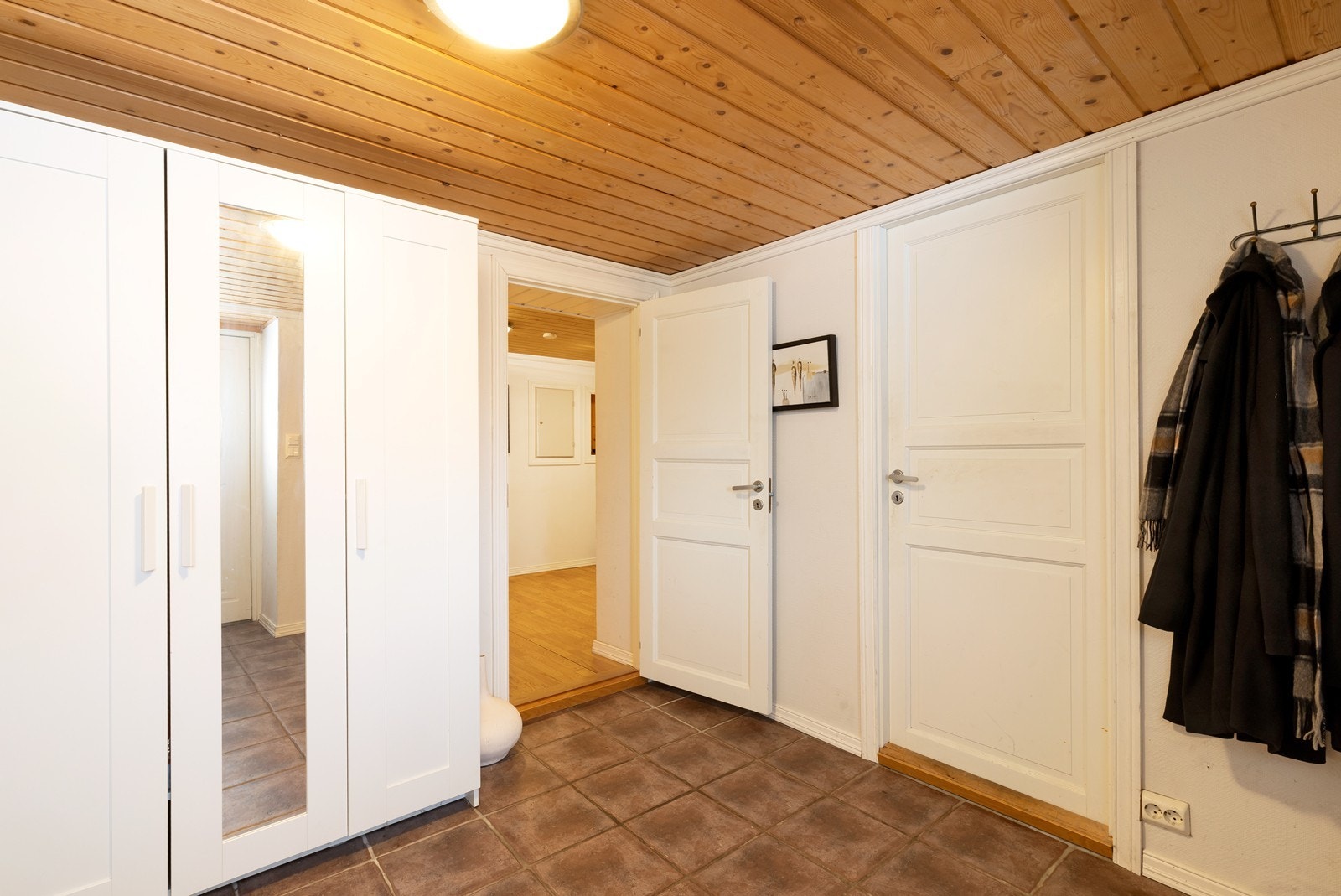I gangen er det god plass til å henge fra seg yttertøy og sko. Galleribilde