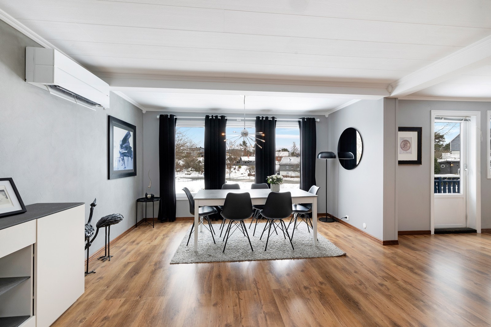 Det er utgang til terrasse med trapp ned til hagen Galleribilde