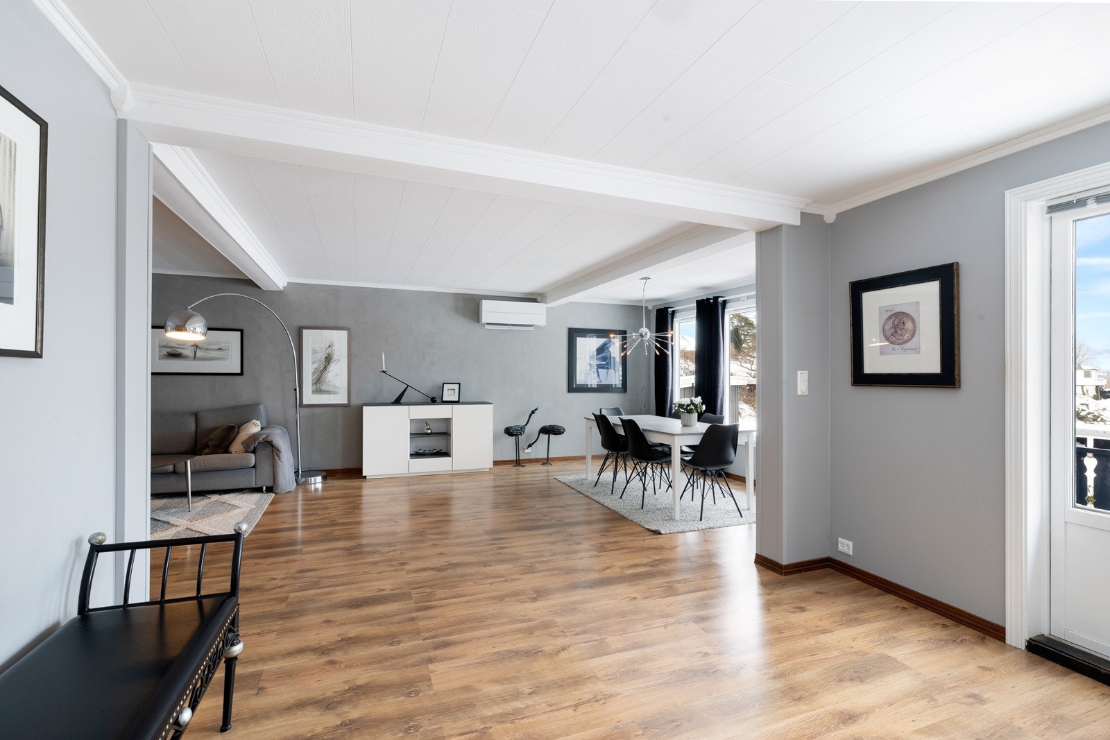 Store vindusflater sørger for rikelig med naturlig lysinnslipp. Galleribilde