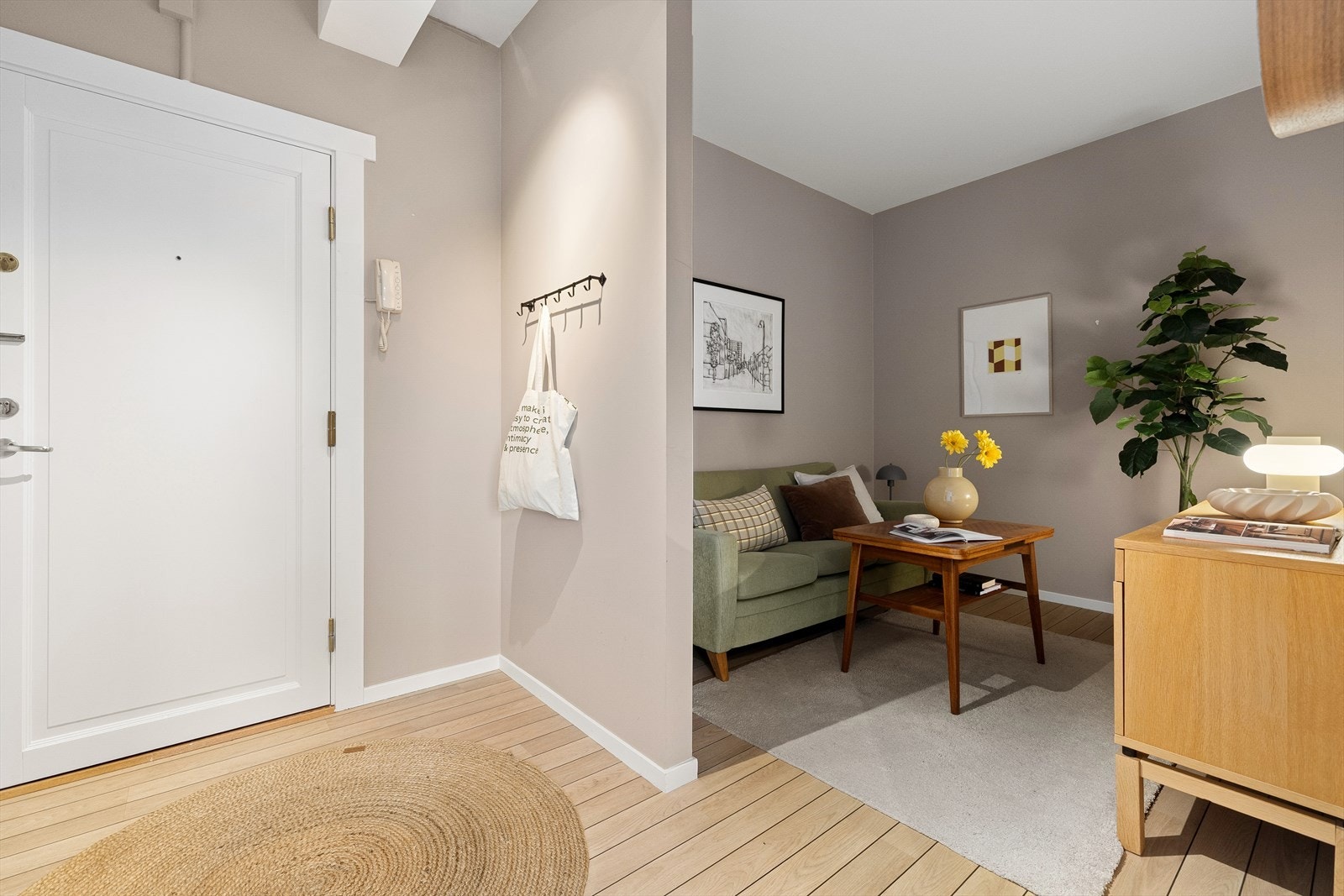 Leilighetens stue er et innbydende og koselig oppholdsrom perfekt til å slappe av eller samle venner og familie. Galleribilde