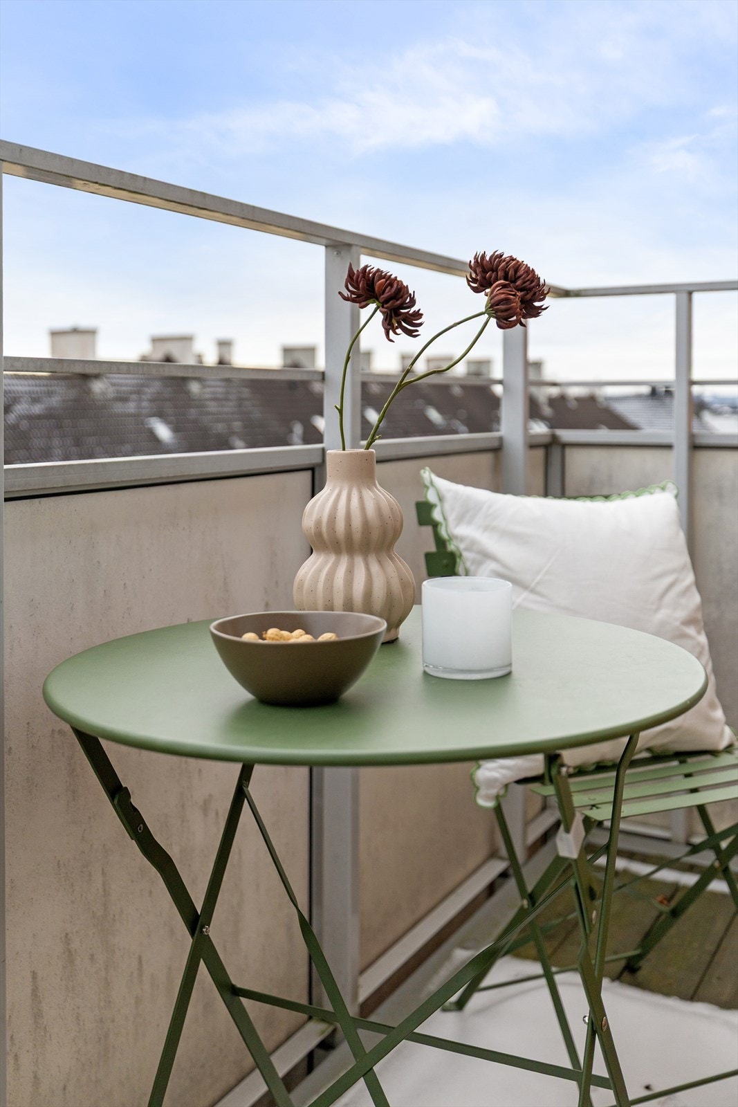 Her har du plass til stoler, et lite bord og diverse planter. Balkongen blir som en utvidelse av soverommet fra vår til høst. Galleribilde