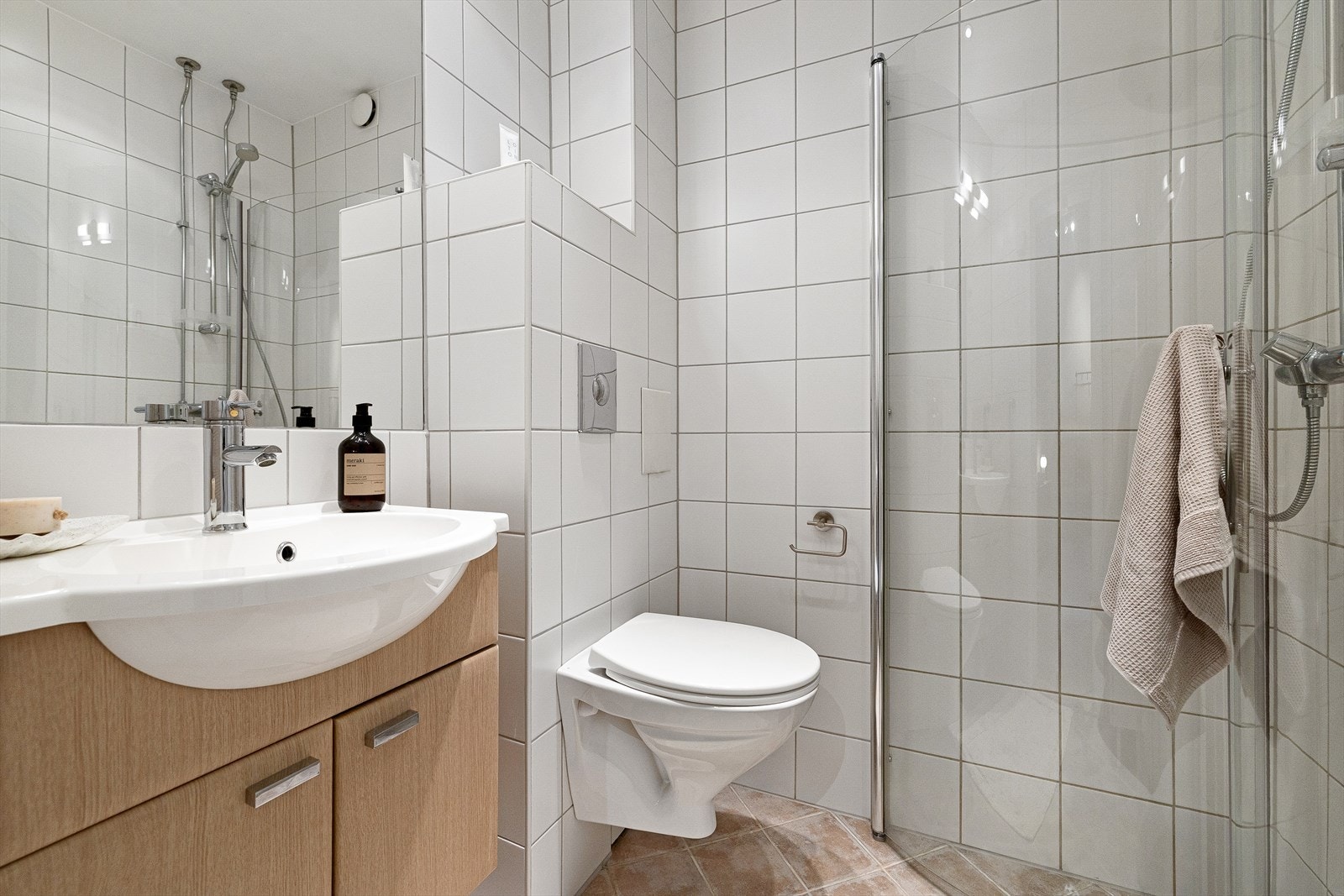 Her har du varmekabler, samtidig som du har moderne løsninger som vegghengt toalett, nedfelt servant og dusjhjørne med vegger som kan slås inn for å spare plass. Galleribilde